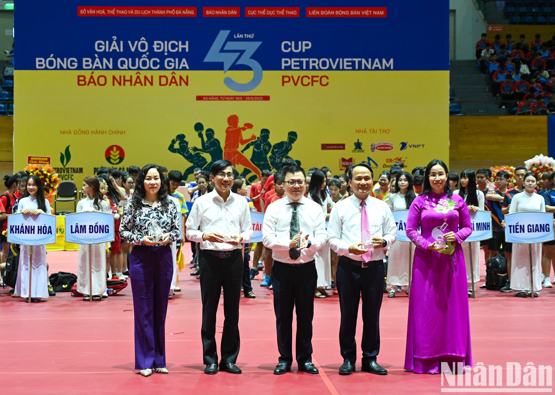 El compañero Le Quoc Minh otorga cristales conmemorativos a representantes del gobierno de Da Nang para agradecer la colaboración de esa ciudad anfitriona de la cita deportiva. El compañero Le Quoc Minh otorga cristales conmemorativos a representantes del gobierno de Da Nang para agradecer la colaboración de esa ciudad anfitriona de la cita deportiva.