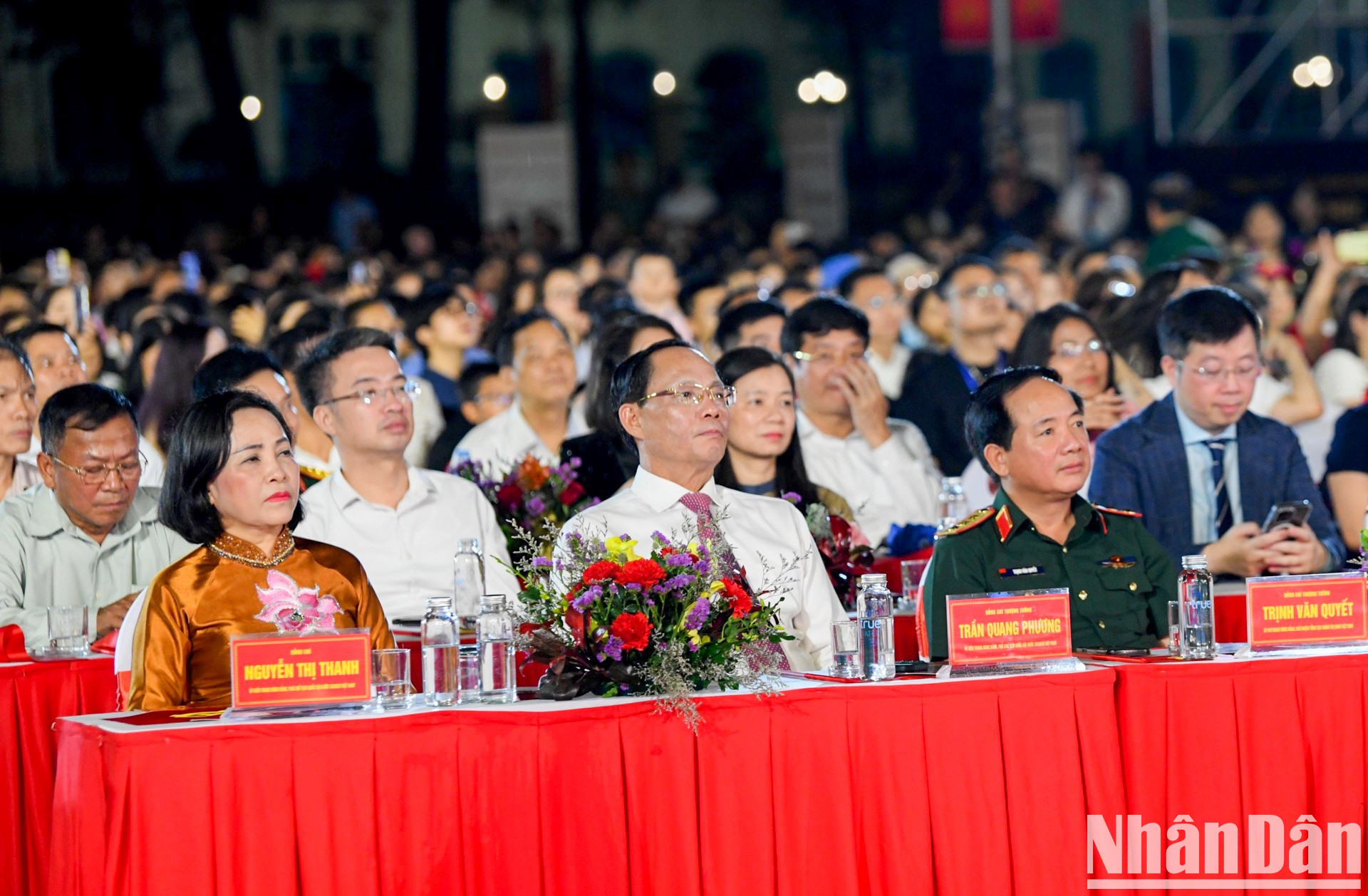 Los delegados disfrutan de actuaciones artísticas.