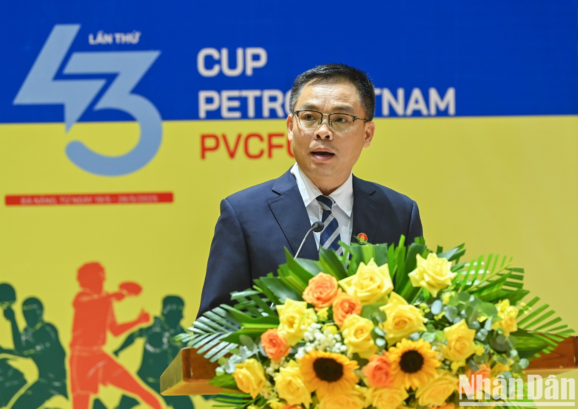 Dang Huu Thang, un ejecutivo de la sociedad anónima de Fertilizantes y Petróleo de Ca Mau, interviene en representación de los patrocinadores del evento. Dang Huu Thang, un ejecutivo de la sociedad anónima de Fertilizantes y Petróleo de Ca Mau, interviene en representación de los patrocinadores del evento.