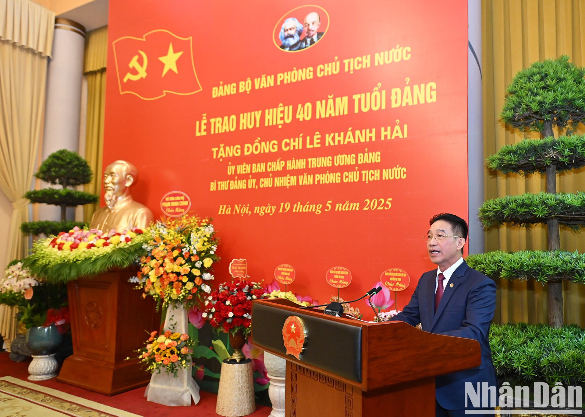 El vicepresidente de la Oficina Presidencial Pham Thanh Ha lee la decisión sobre la entrega de dicha insignia a Le Khanh Hai.