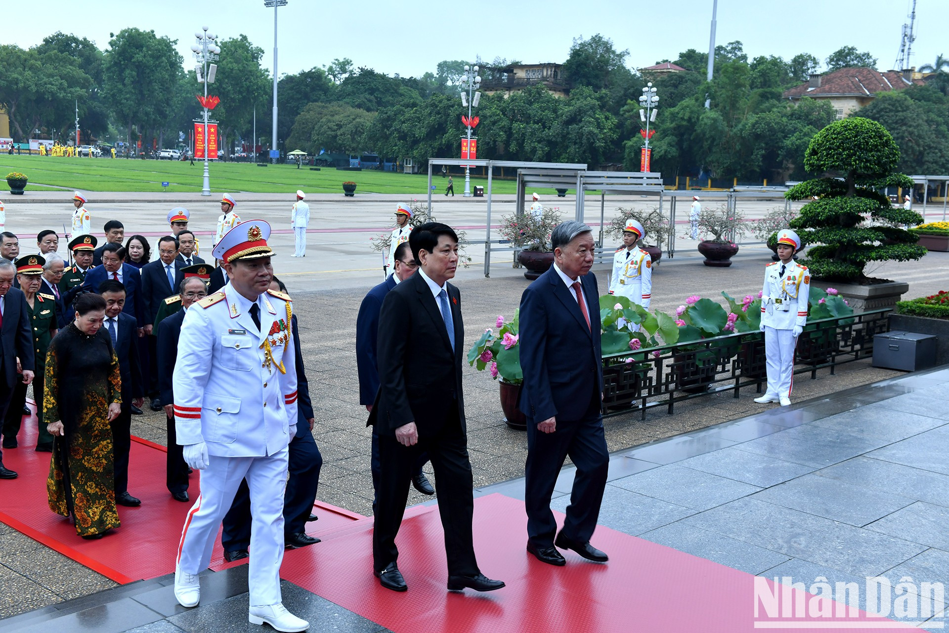 Los compañeros To Lam y Luong Cuong, junto con otros delegados, entran en el Mausoleo.