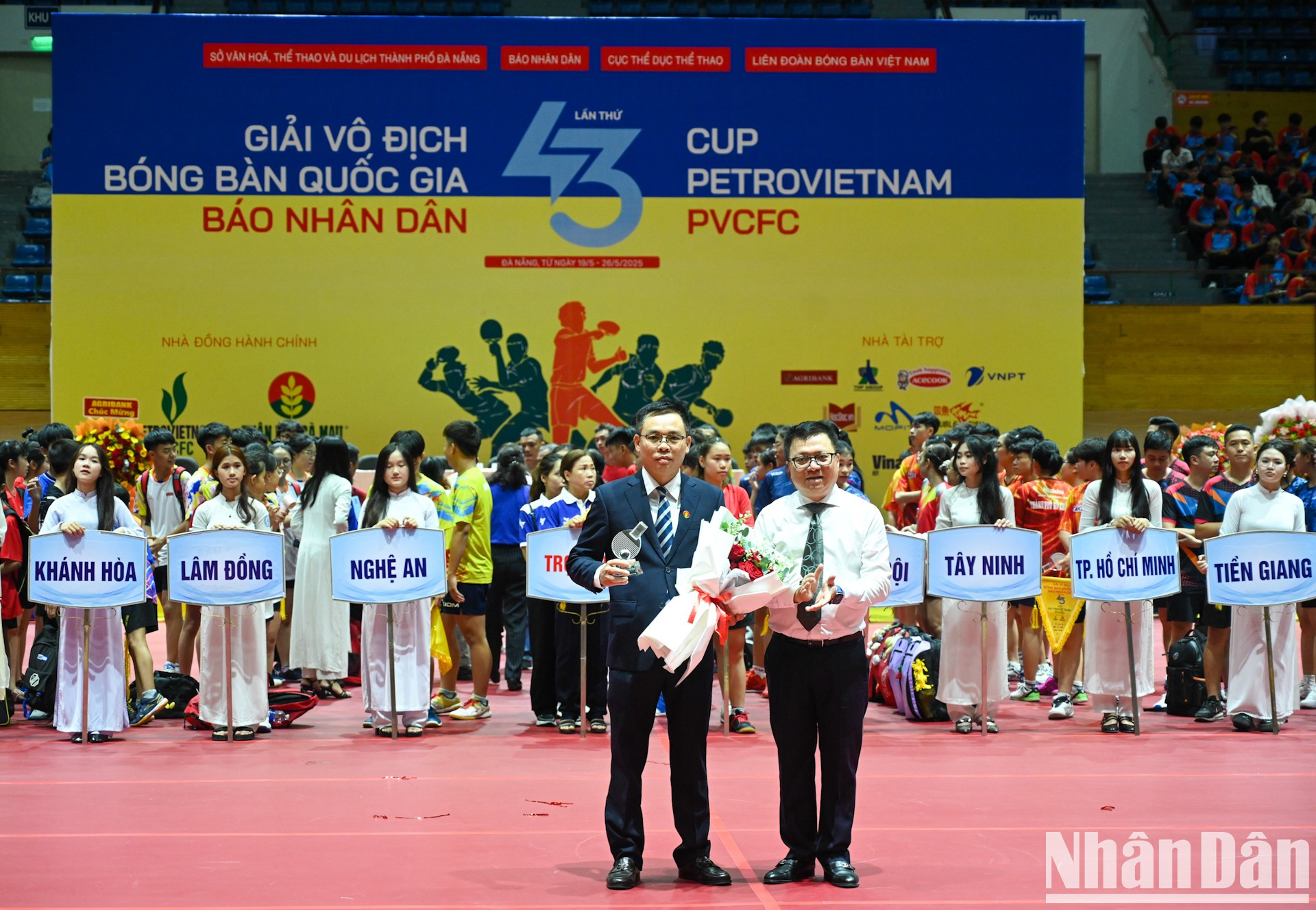 El compañero Le Quoc Minh entrega flores y el cristal conmemorativo a la sociedad anónima de Fertilizantes y Petróleo de Ca Mau, principal patrocinador, como reconocimiento a sus numerosos años de acompañamiento en este campeonato. El compañero Le Quoc Minh entrega flores y el cristal conmemorativo a la sociedad anónima de Fertilizantes y Petróleo de Ca Mau, principal patrocinador, como reconocimiento a sus numerosos años de acompañamiento en este campeonato.