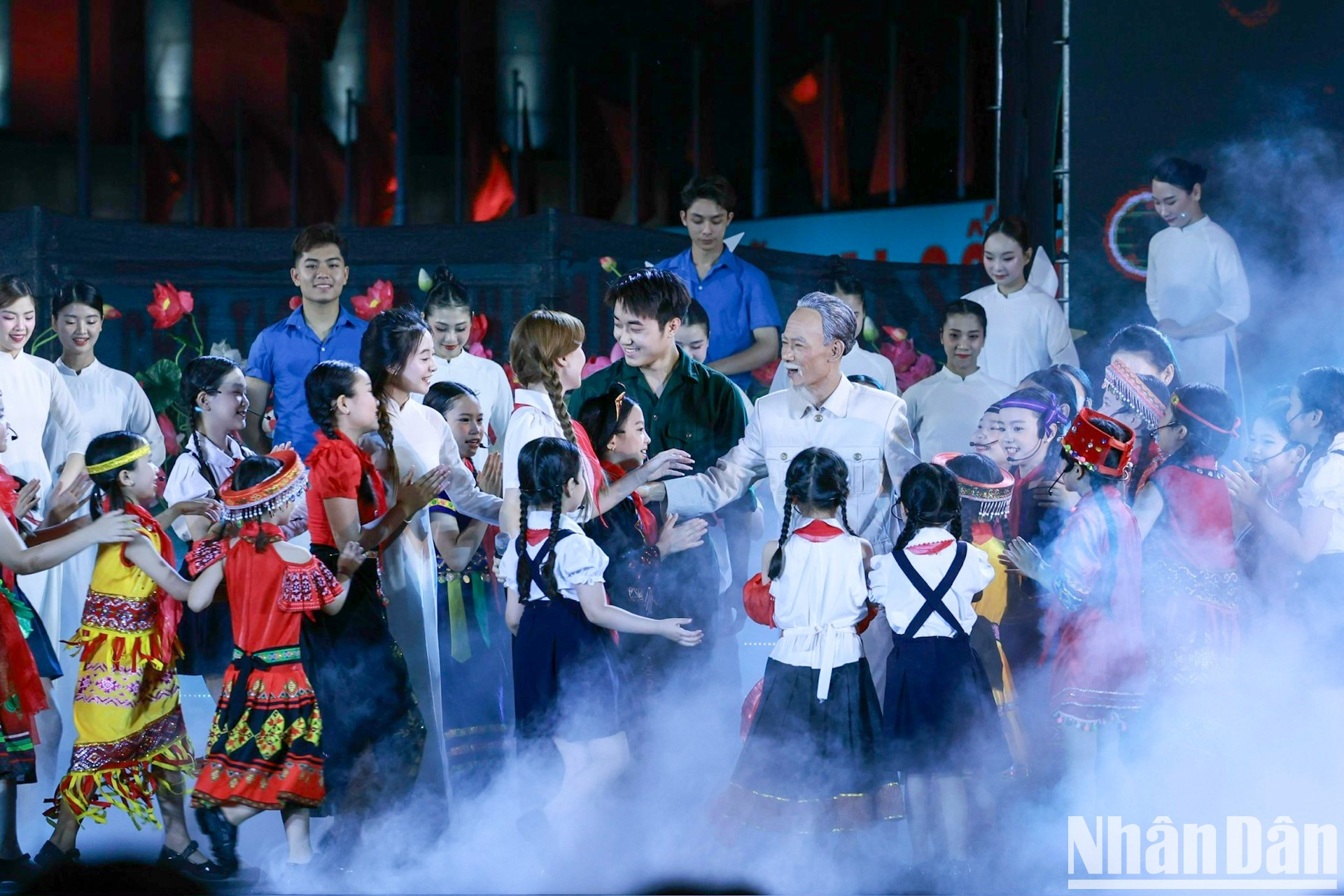 Gracias a la combinación de los recursos históricos, el teatro y la música, los espectáculos inspiran a millones de vietnamitas.