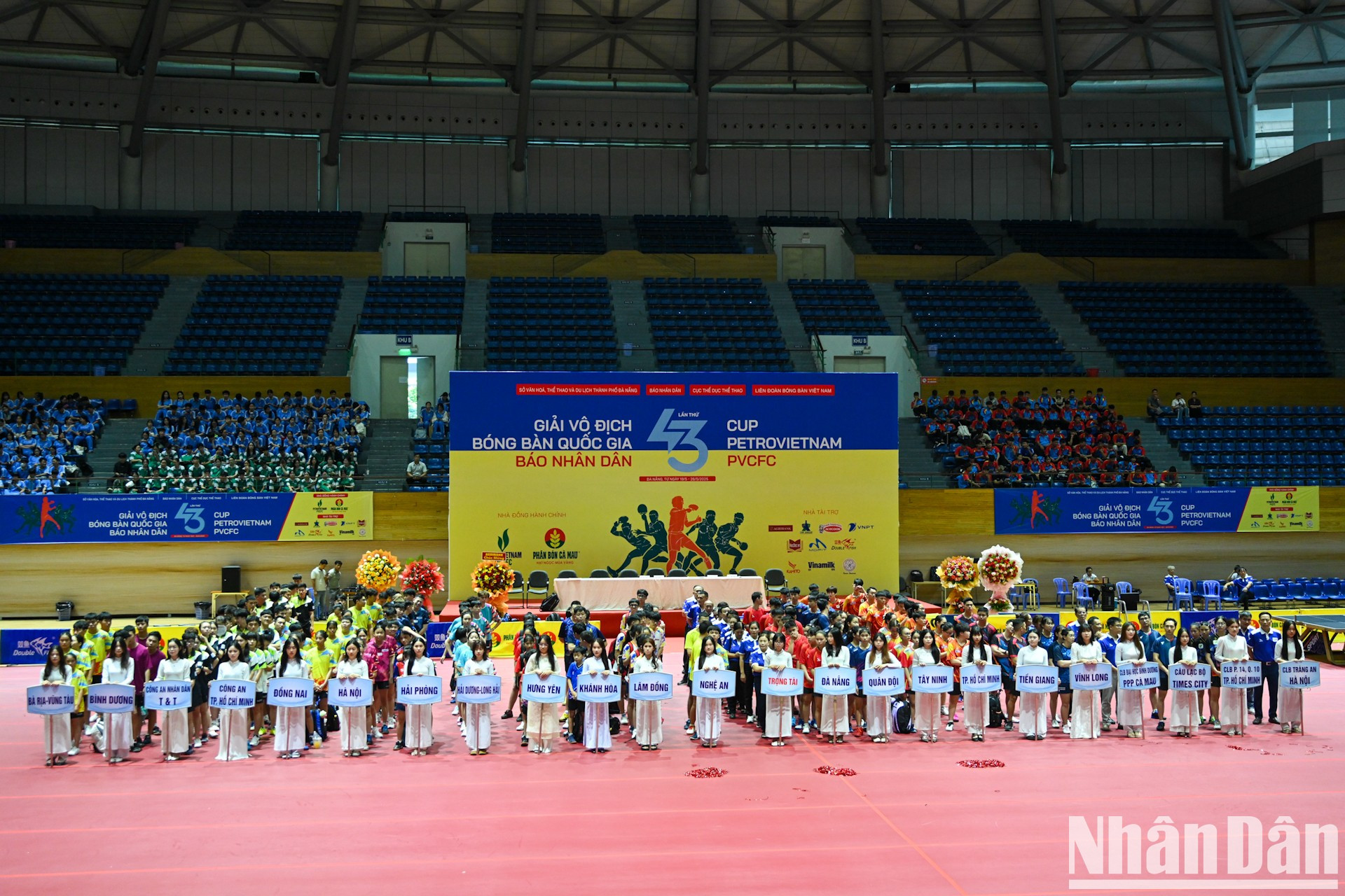 Los atletas y árbitros en el acto. Los atletas y árbitros en el acto.