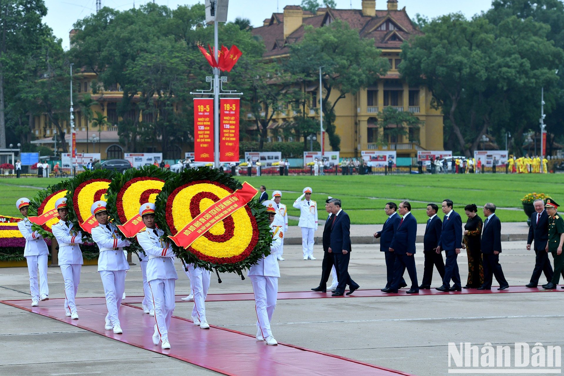 Las ofrendas florales de la delegación de dirigentes y exdirigentes del Partido y del Estado llevan la frase “Infinito agradecimiento al gran Presidente Ho Chi Minh”.