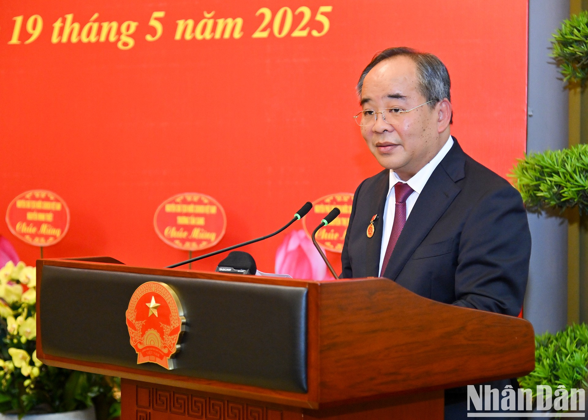 Le Khanh Hai, miembro del Comité Central del Partido Comunista y jefe de la Oficina Presidencial, habla en el acto.