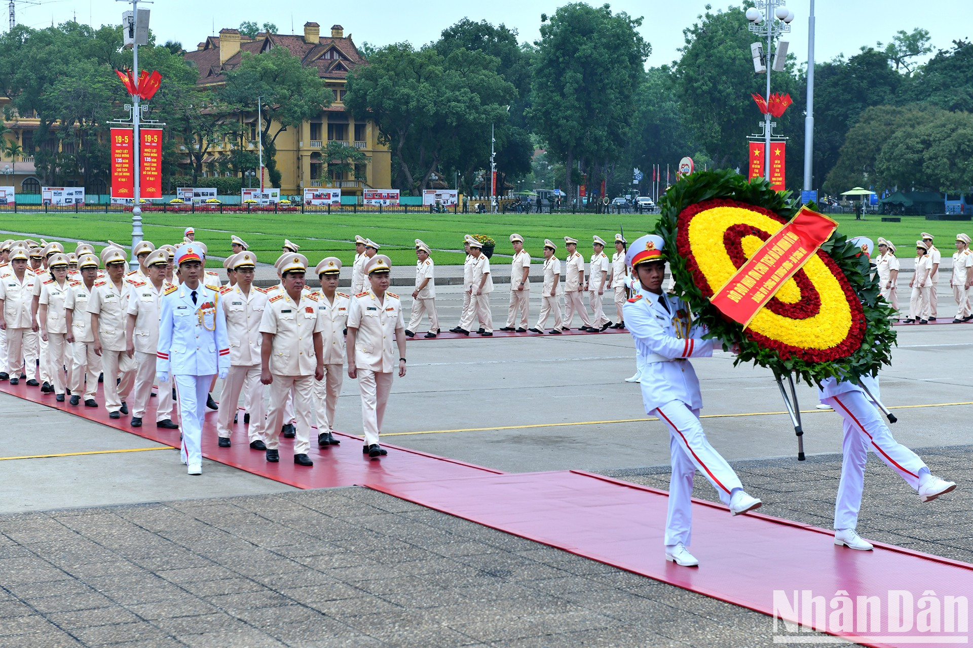 La delegación de la Comisión Central de Seguridad Pública y del Ministerio de Seguridad Pública avanza al recinto.