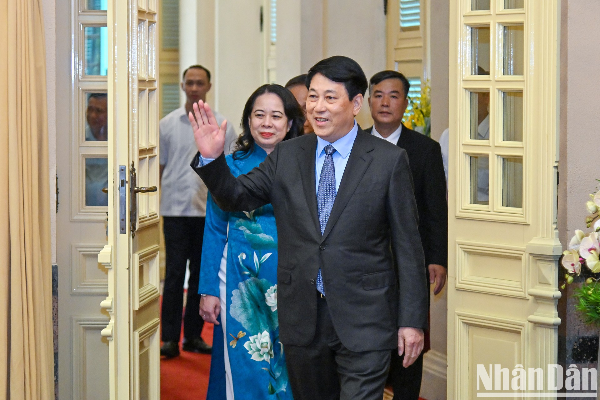 El presidente Luong Cuong y la vicepresidenta del Estado, Vo Thi Anh Xuan, llegan al acto.
