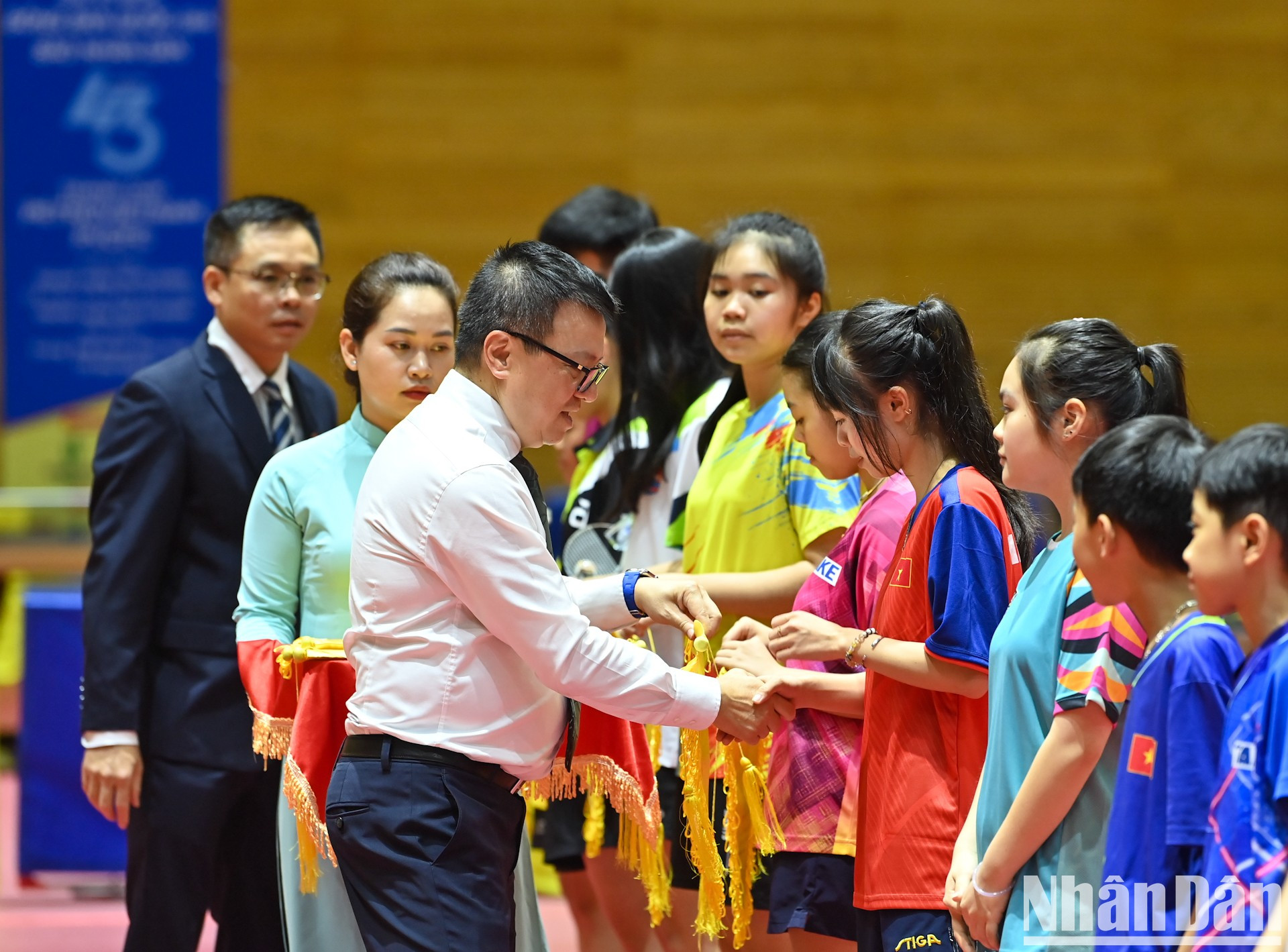 Entrega de cristales y banderines conmemorativos a las delegaciones de atletas y árbitros. Entrega de cristales y banderines conmemorativos a las delegaciones de atletas y árbitros.