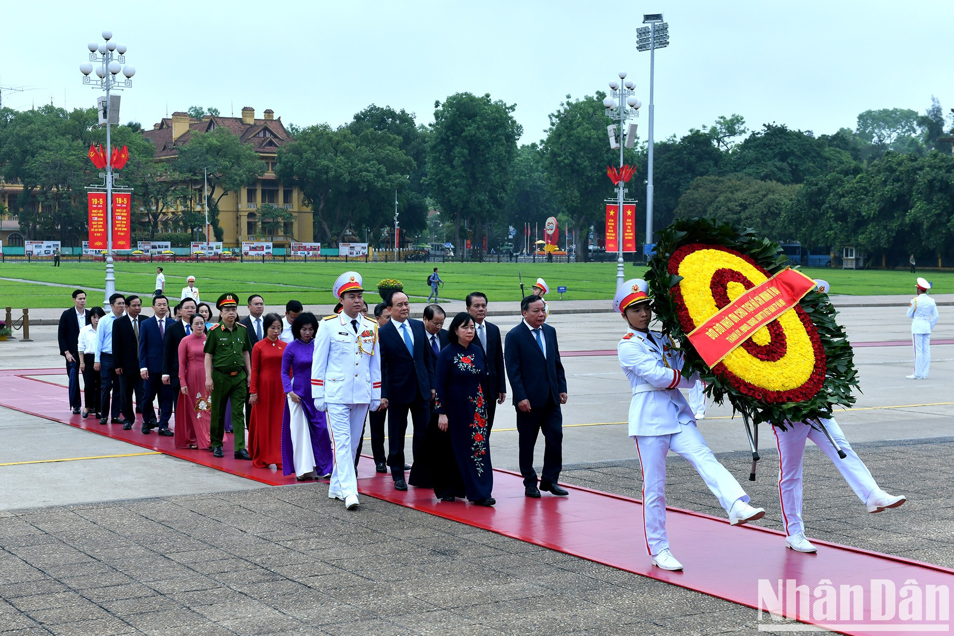 La delegación del Comité del Partido en Hanói, el Consejo Popular, el Comité Popular y la filial del Frente de la Patria de esa capital.