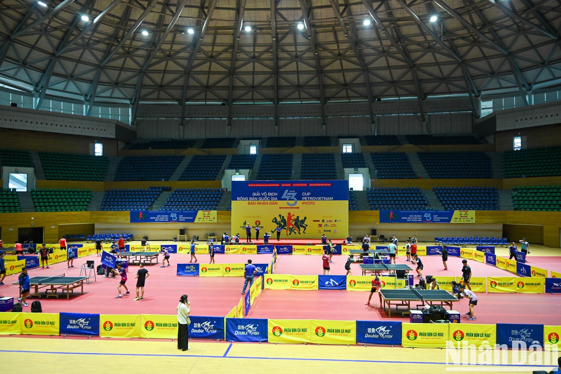 Los atletas practican en el palacio. Los atletas practican en el palacio.