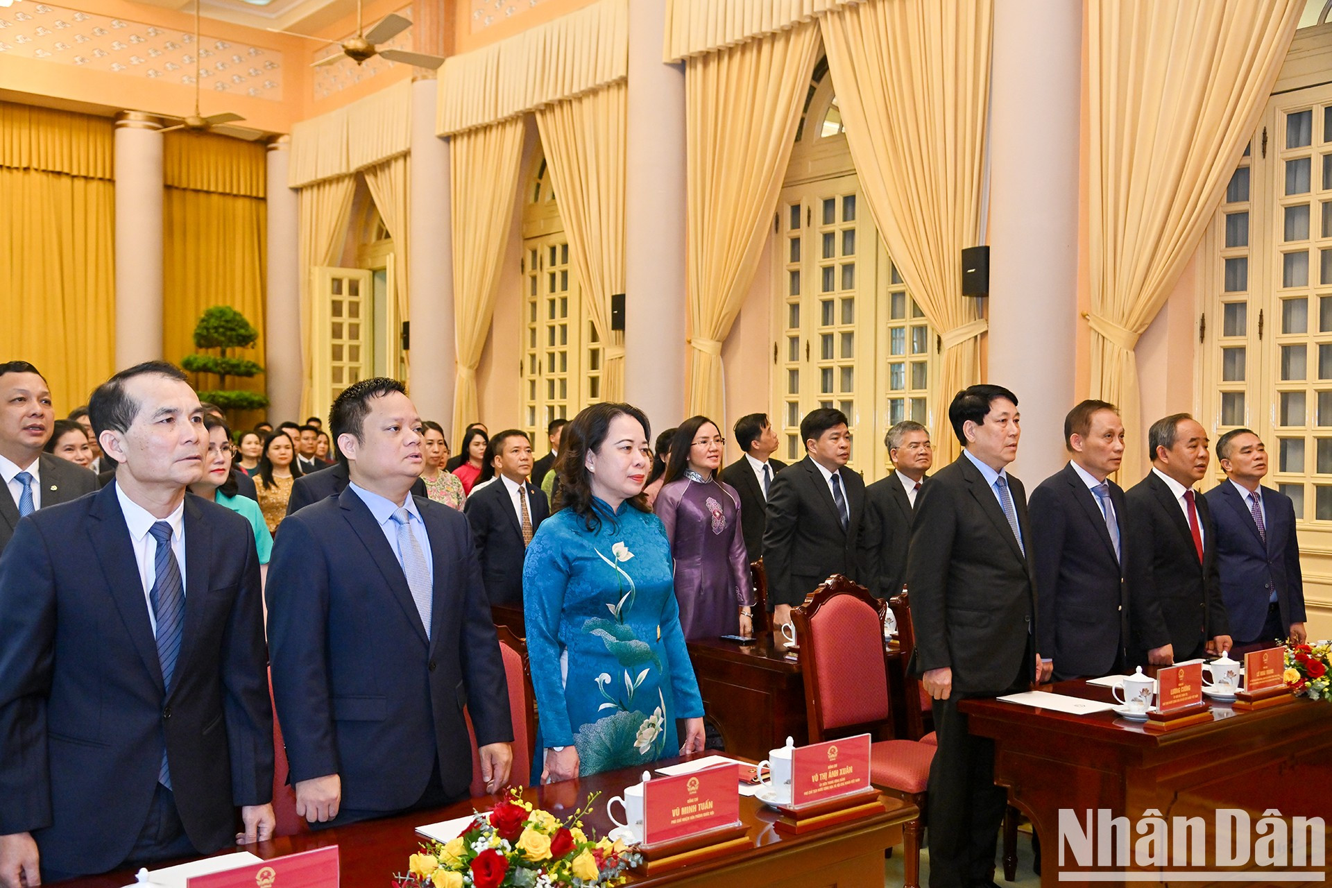 Los delegados en el acto de saludo a bandera.