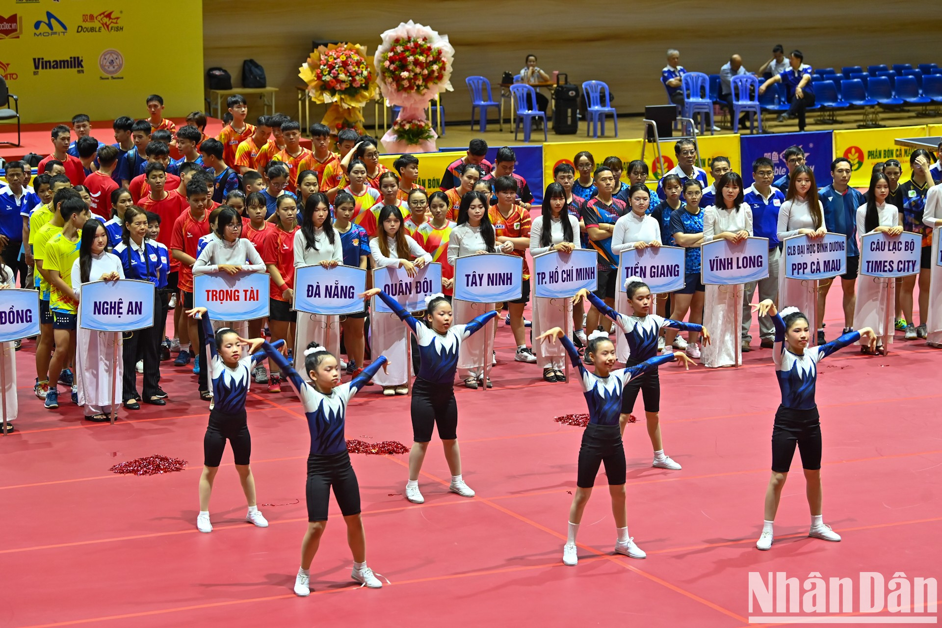 La ceremonia comienza con una actuación del club Aerobic Gymnastics de Da Nang. La ceremonia comienza con una actuación del club Aerobic Gymnastics de Da Nang.