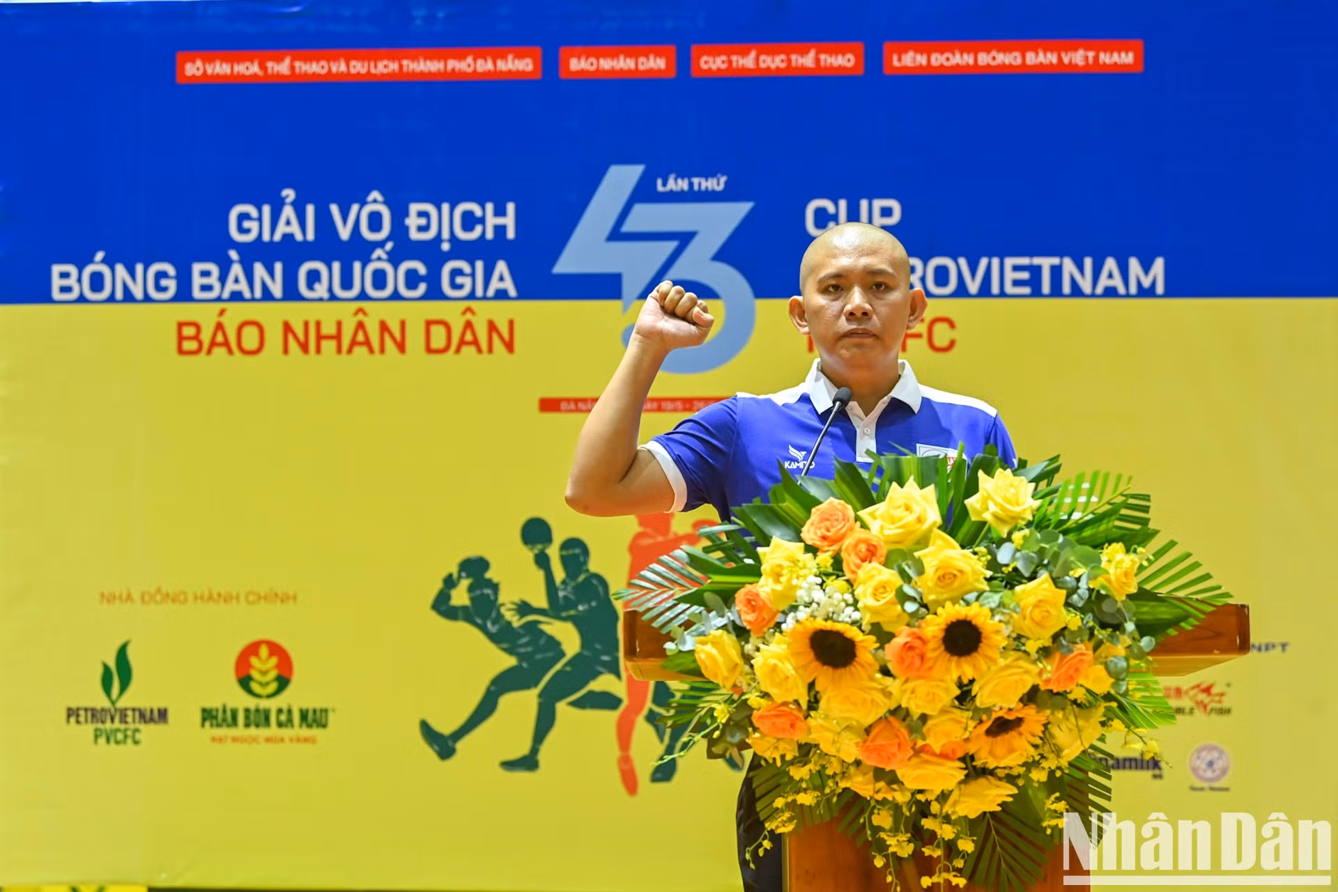 El árbitro internacional Huynh Phuong Huy presta juramento en nombre del cuerpo arbitral del torneo.