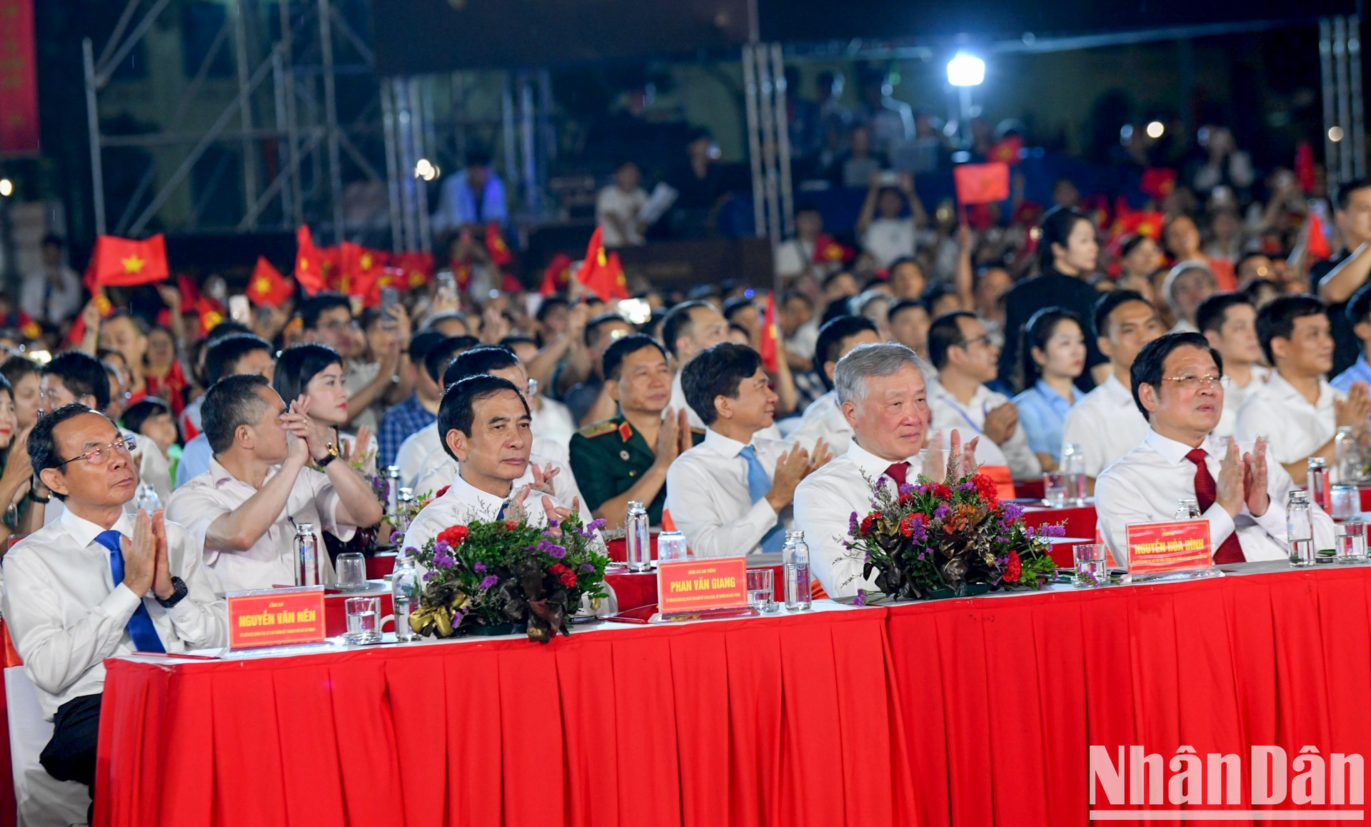 Dirigentes del Partido y del Estado en el evento.