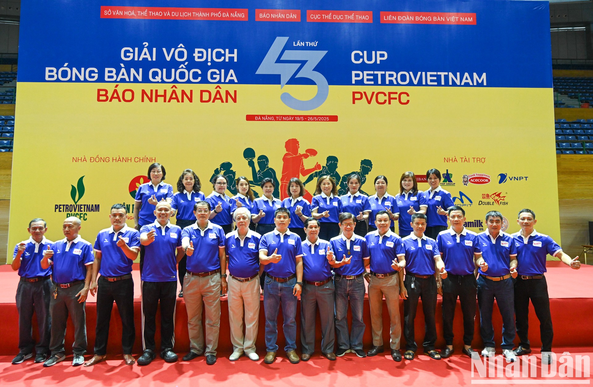 El equipo de árbitros del torneo. El equipo de árbitros del torneo.