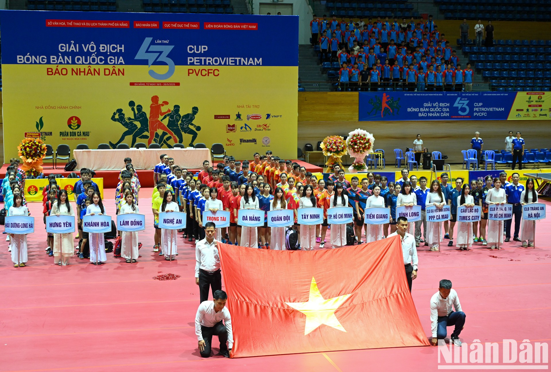 En el acto de saludo a bandera. En el acto de saludo a bandera.