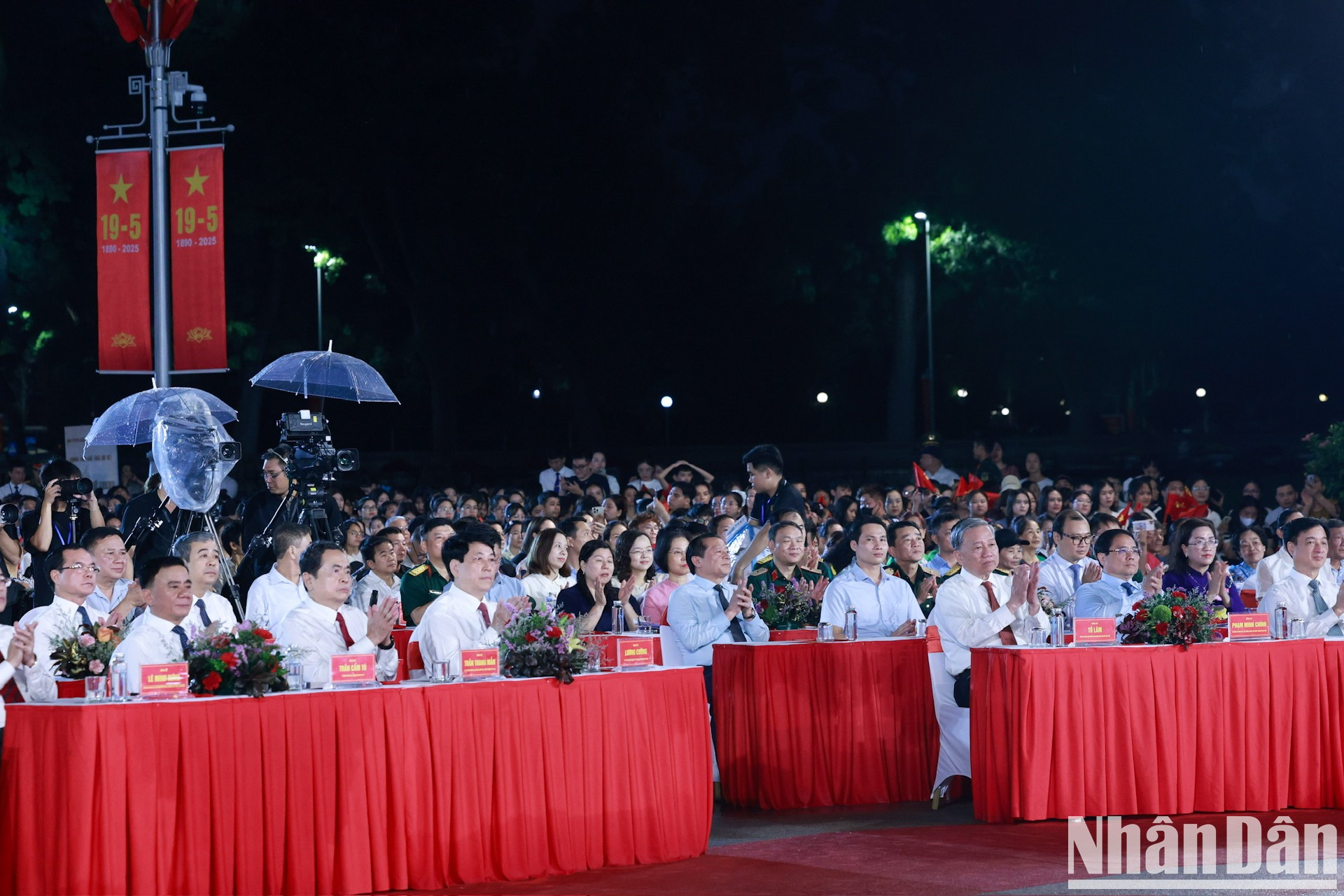 El secretario general del PCV, To Lam, y dirigentes del Partido y del Estado asisten a la velada.