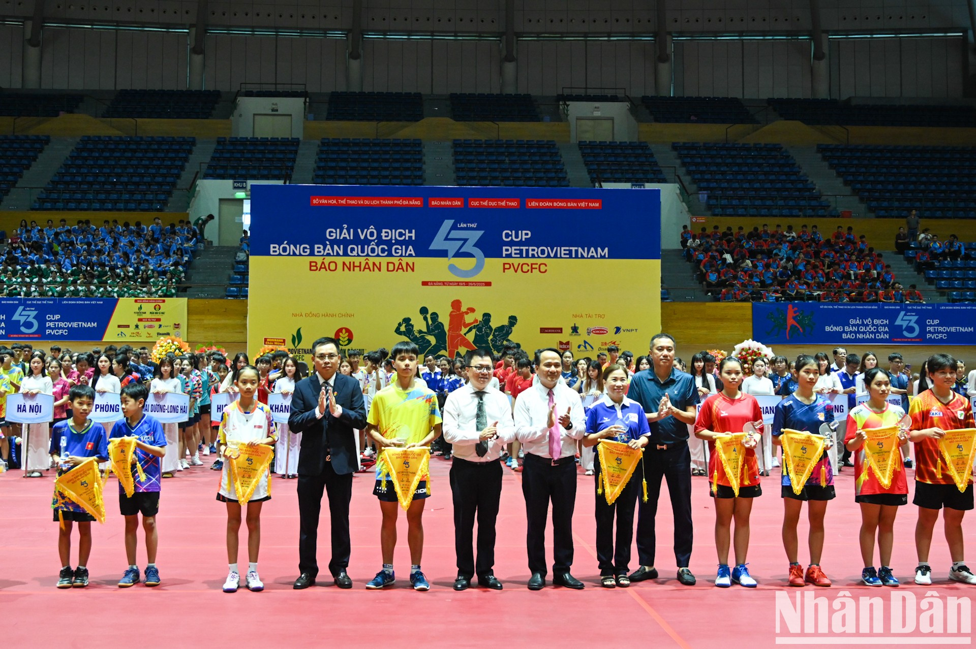 Entrega de cristales y banderines conmemorativos a las delegaciones de atletas y árbitros. Entrega de cristales y banderines conmemorativos a las delegaciones de atletas y árbitros.