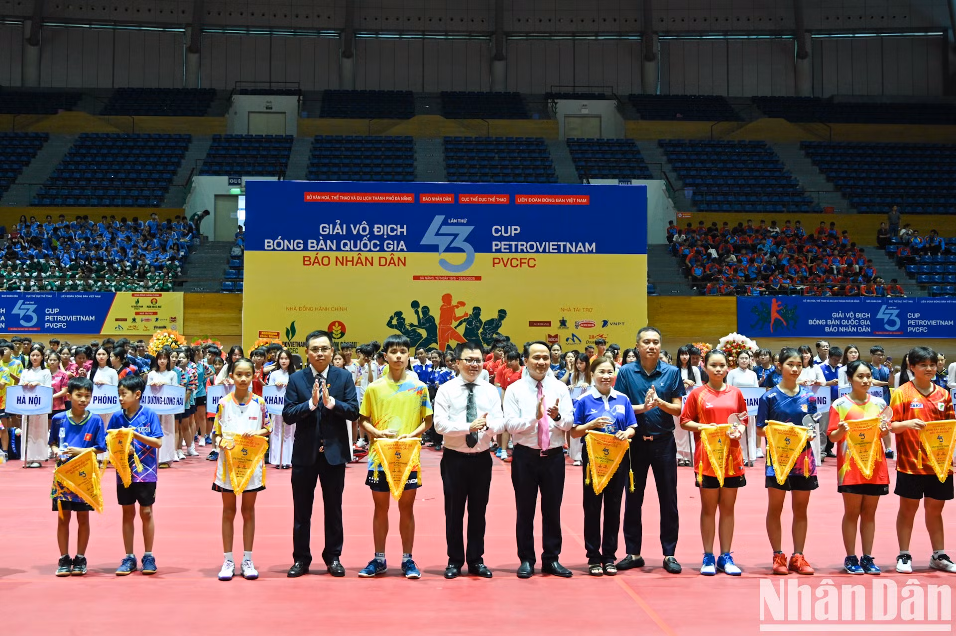Entrega de cristales y banderines conmemorativos a las delegaciones de atletas y árbitros.
