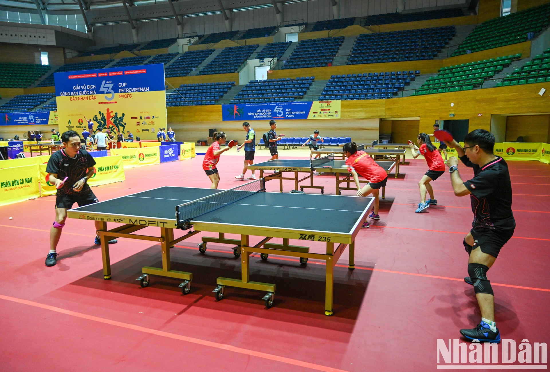 Estas sesiones ayudan a los raquetistas a acostumbrarse a la cancha local. Estas sesiones ayudan a los raquetistas a acostumbrarse a la cancha local.