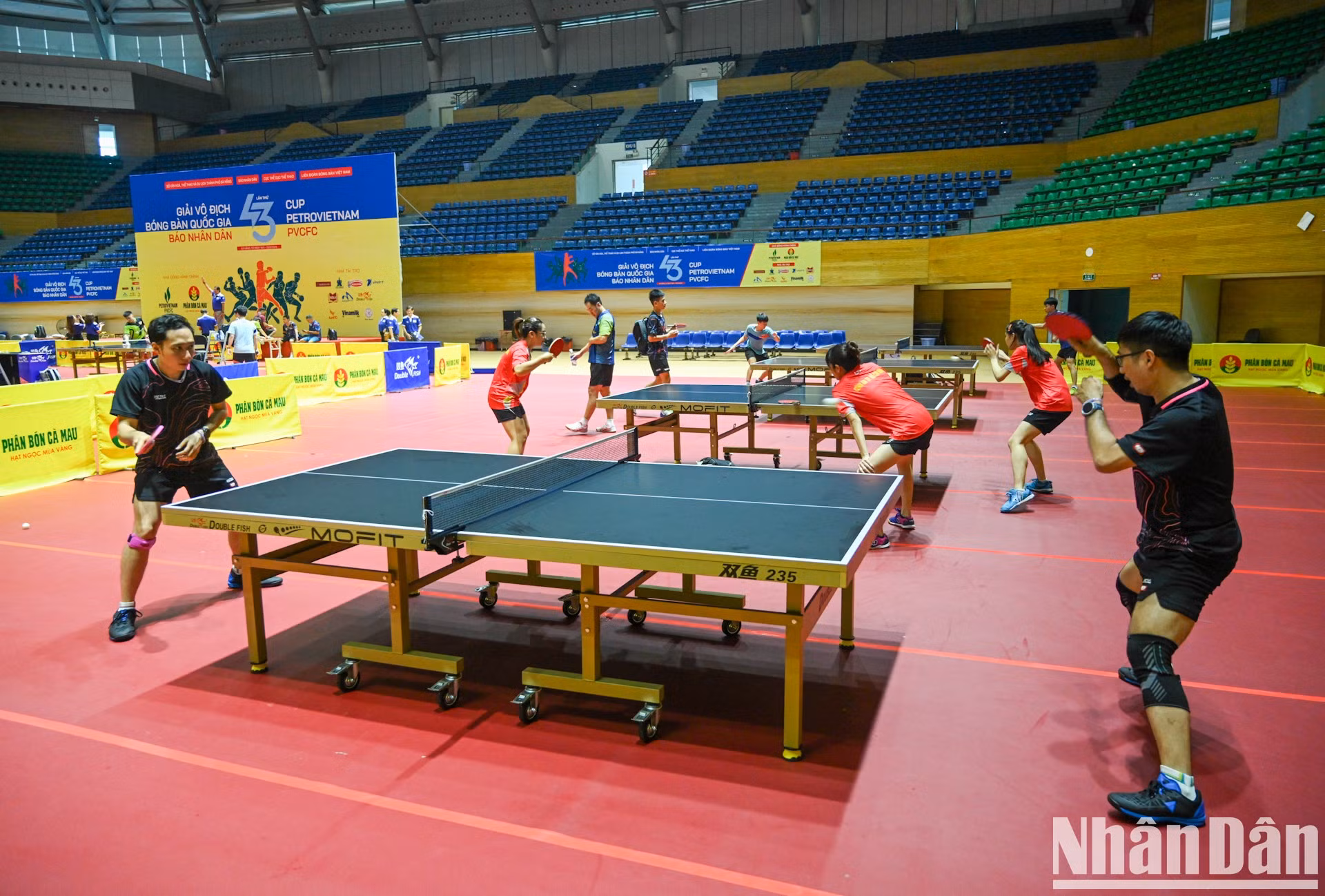 Estas sesiones ayudan a los raquetistas a acostumbrarse a la cancha local. Estas sesiones ayudan a los raquetistas a acostumbrarse a la cancha local.
