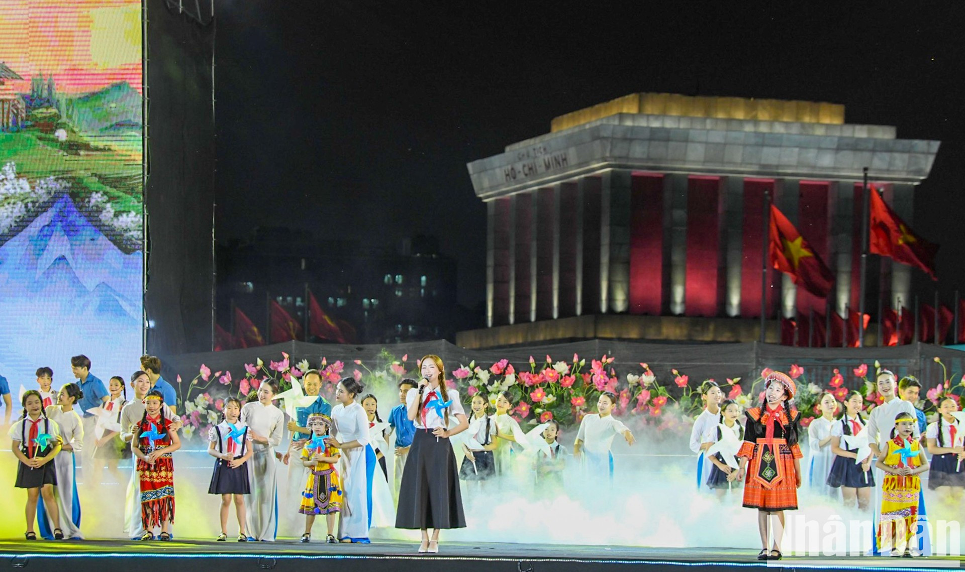 El evento comprende tres capítulos, a saber, “Nguyen Sinh Cung - Nguyen Tat Thanh”, “Nguyen Ai Quoc - Ho Chi Minh” y “¡Vietnam! La era del engrandecimiento”.