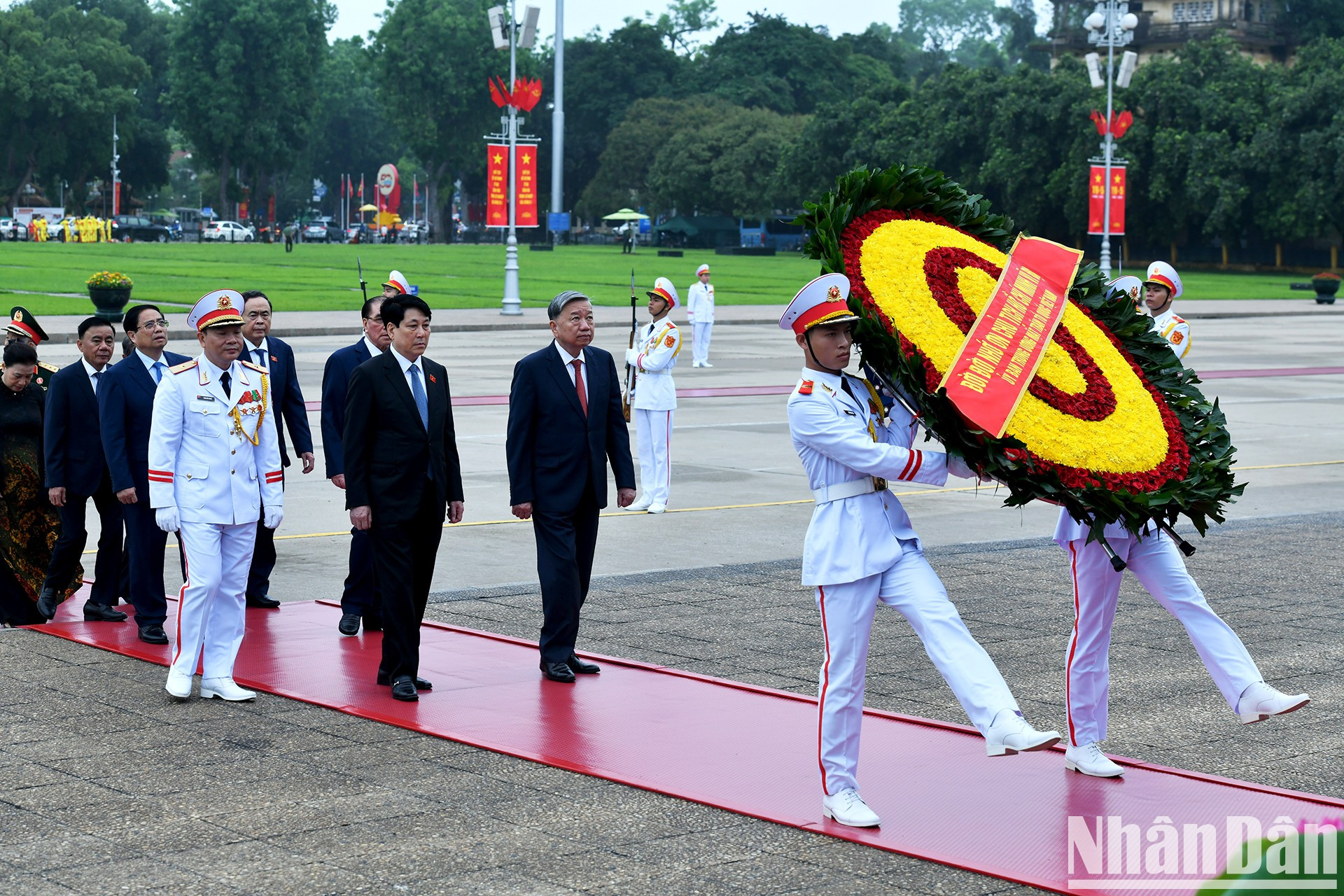 Dirigentes del Partido y del Estado avanzan al recinto del Mausoleo.