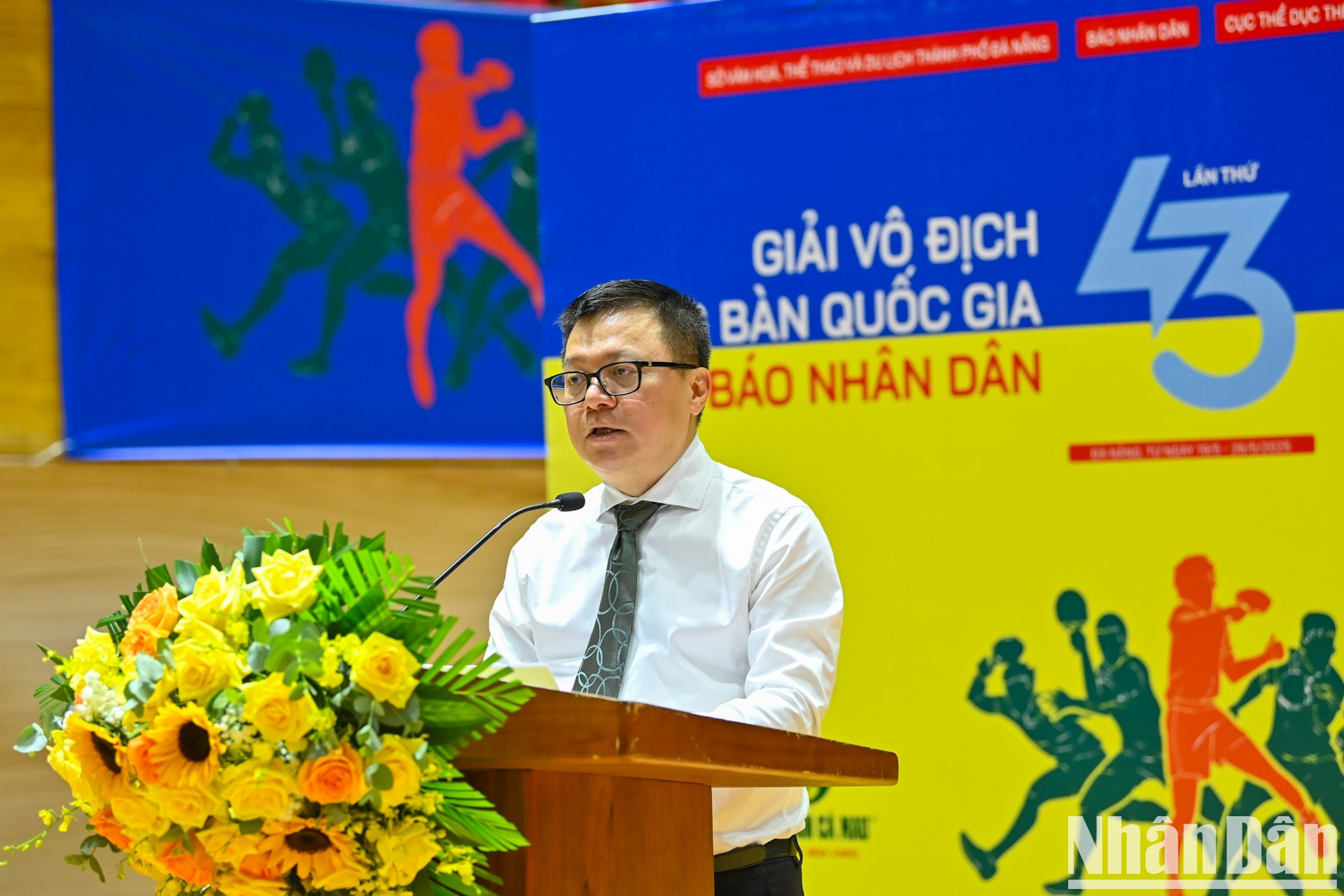 Le Quoc Minh, miembro del Comité Central del Partido (CC), presidente-editor del periódico Nhan Dan, subjefe de la Comisión de Propaganda y Movilización de Masas del CC, titular de la Asociación de Periodistas Vietnamitas y jefe del Comité Directivo para este torneo, da palabras. Le Quoc Minh, miembro del Comité Central del Partido (CC), presidente-editor del periódico Nhan Dan, subjefe de la Comisión de Propaganda y Movilización de Masas del CC, titular de la Asociación de Periodistas Vietnamitas y jefe del Comité Directivo para este torneo, da palabras.