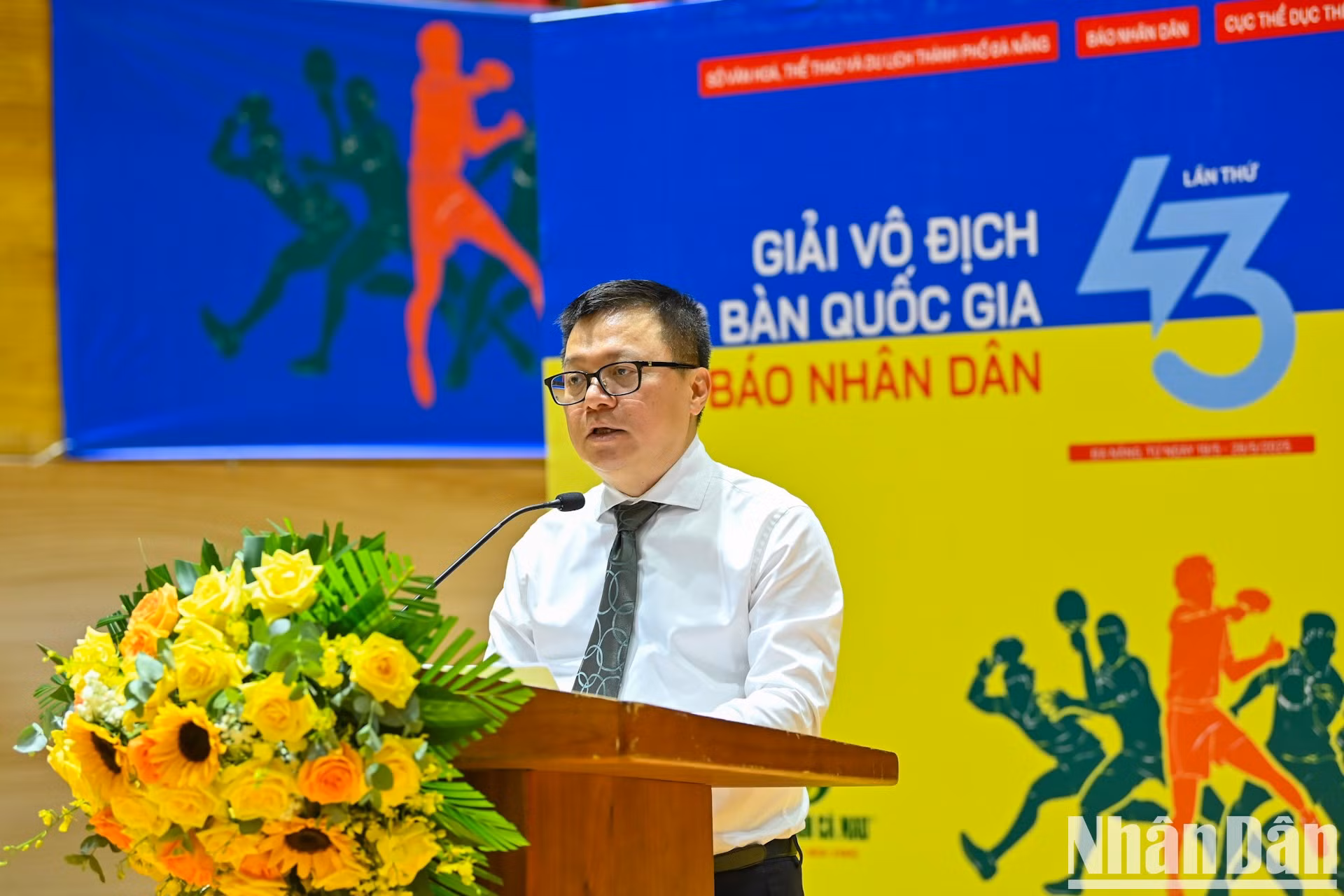 Le Quoc Minh, miembro del Comité Central del Partido (CC), presidente-editor del periódico Nhan Dan, subjefe de la Comisión de Propaganda y Movilización de Masas del CC, titular de la Asociación de Periodistas Vietnamitas y jefe del Comité Directivo para este torneo, da palabras.