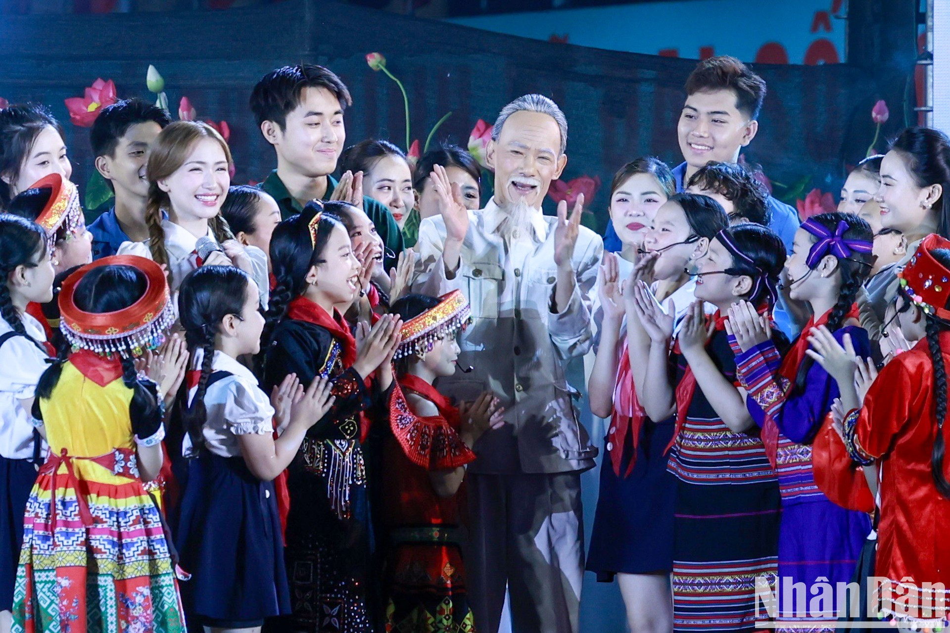 El programa refleja la imagen del Presidente Ho Chi Minh, ingenioso líder, gran maestro de la Revolución vietnamita, héroe de la liberación nacional e ilustre hombre de cultura.