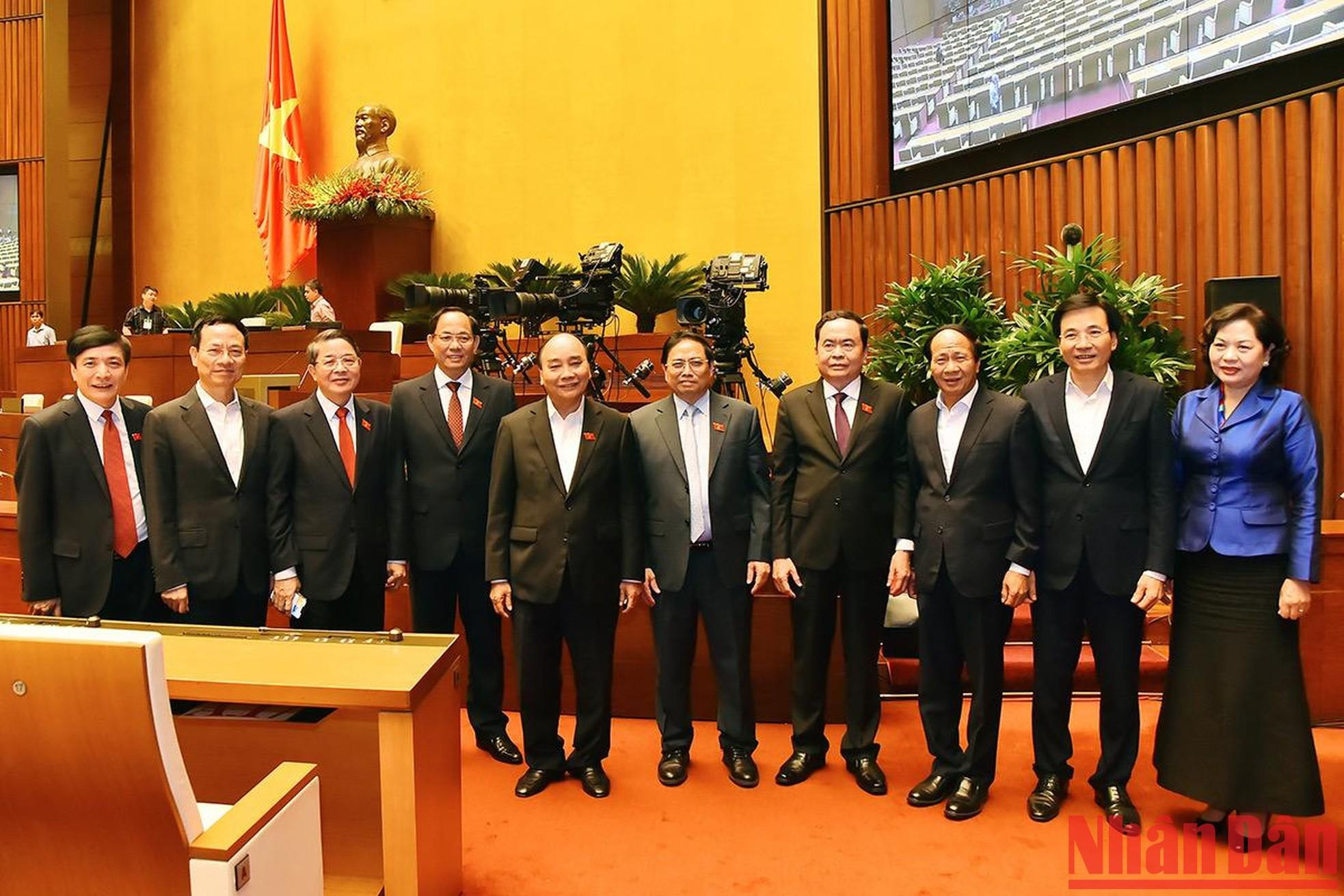 Xuan Phuc y Minh Chinh posan junto con jefes parlamentarios y miembros del Gobierno. Xuan Phuc y Minh Chinh posan junto con jefes parlamentarios y miembros del Gobierno.