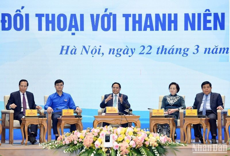 El premier y representantes de los miembros del gabinete en la cita, transmitida en vivo desde la sede del Gobierno, en Hanói, a las 63 provincias y ciudades.