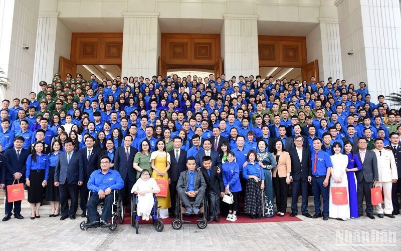 Los participantes en la reunión presencial en Hanói posan para una foto.