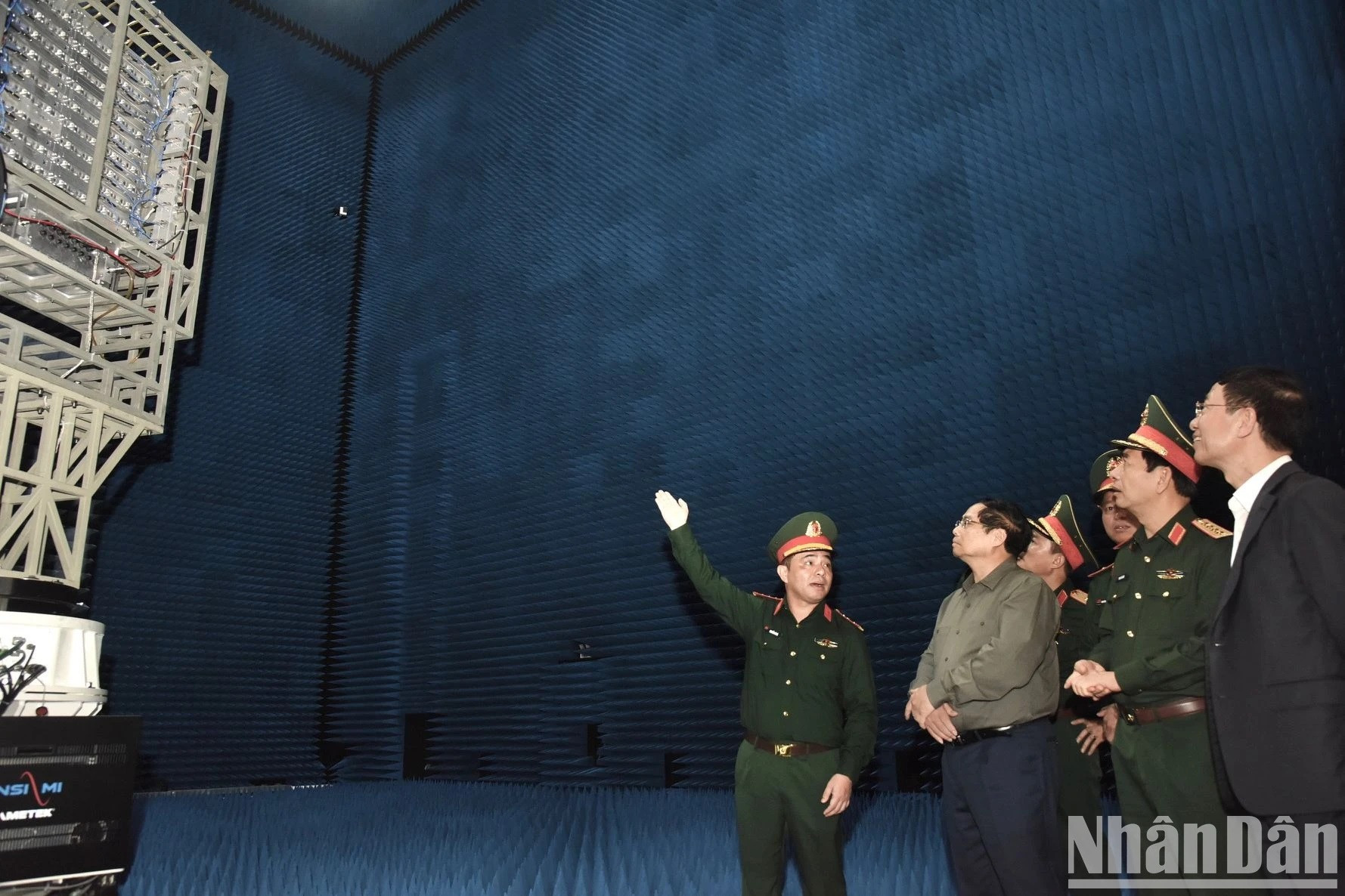 El premier recorre una exposición de productos de alta tecnología de Viettel.