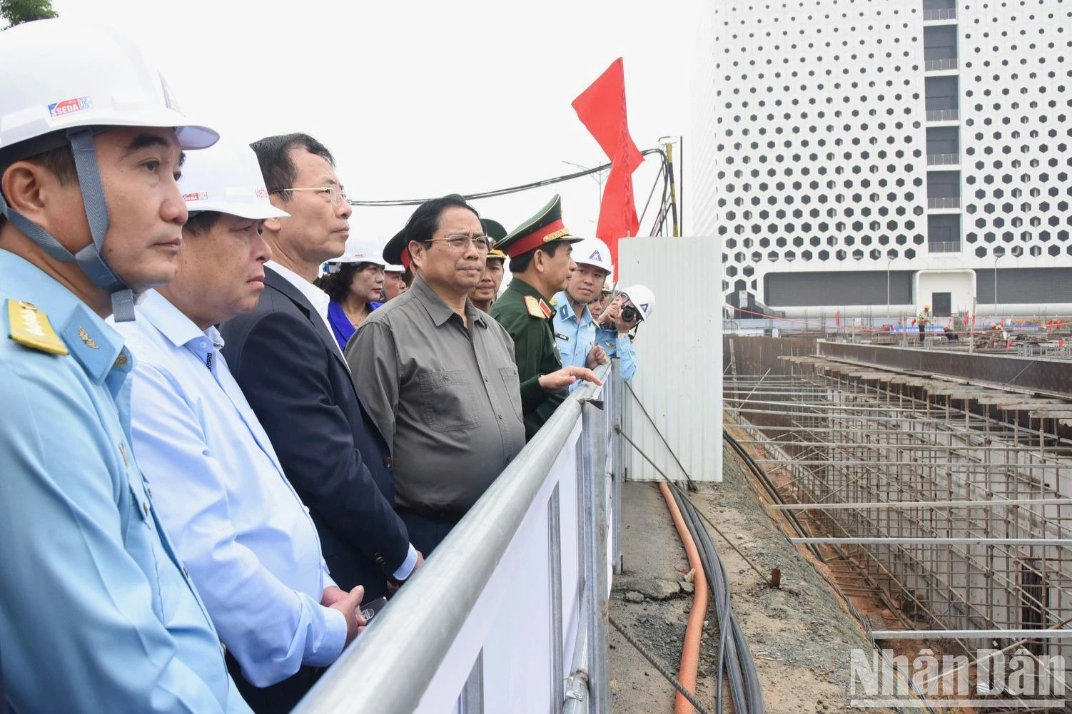 El dirigente observa una obra infraestructural bajo construcción del grupo.