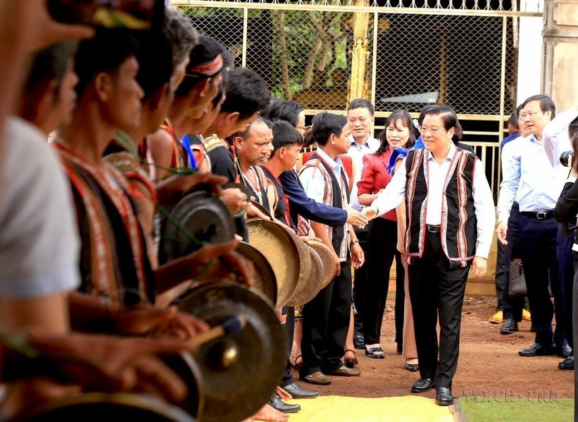 El miembro del Secretariado del Comité Central del Partido y jefe de su Comisión de Asuntos Interiores, Phan Dinh Trac, asiste al Festival de Gran Unidad Nacional en la aldea de O, comuna de Ia Sao, distrito de Ia Grai, provincia de Gia Lai, el 16 de noviembre de 2023. El miembro del Secretariado del Comité Central del Partido y jefe de su Comisión de Asuntos Interiores, Phan Dinh Trac, asiste al Festival de Gran Unidad Nacional en la aldea de O, comuna de Ia Sao, distrito de Ia Grai, provincia de Gia Lai, el 16 de noviembre de 2023.
