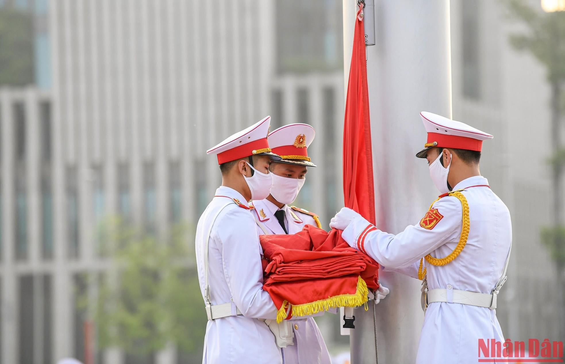 A las 5:59, cuelgan la bandera nacional al asta. A las 5:59, cuelgan la bandera nacional al asta.