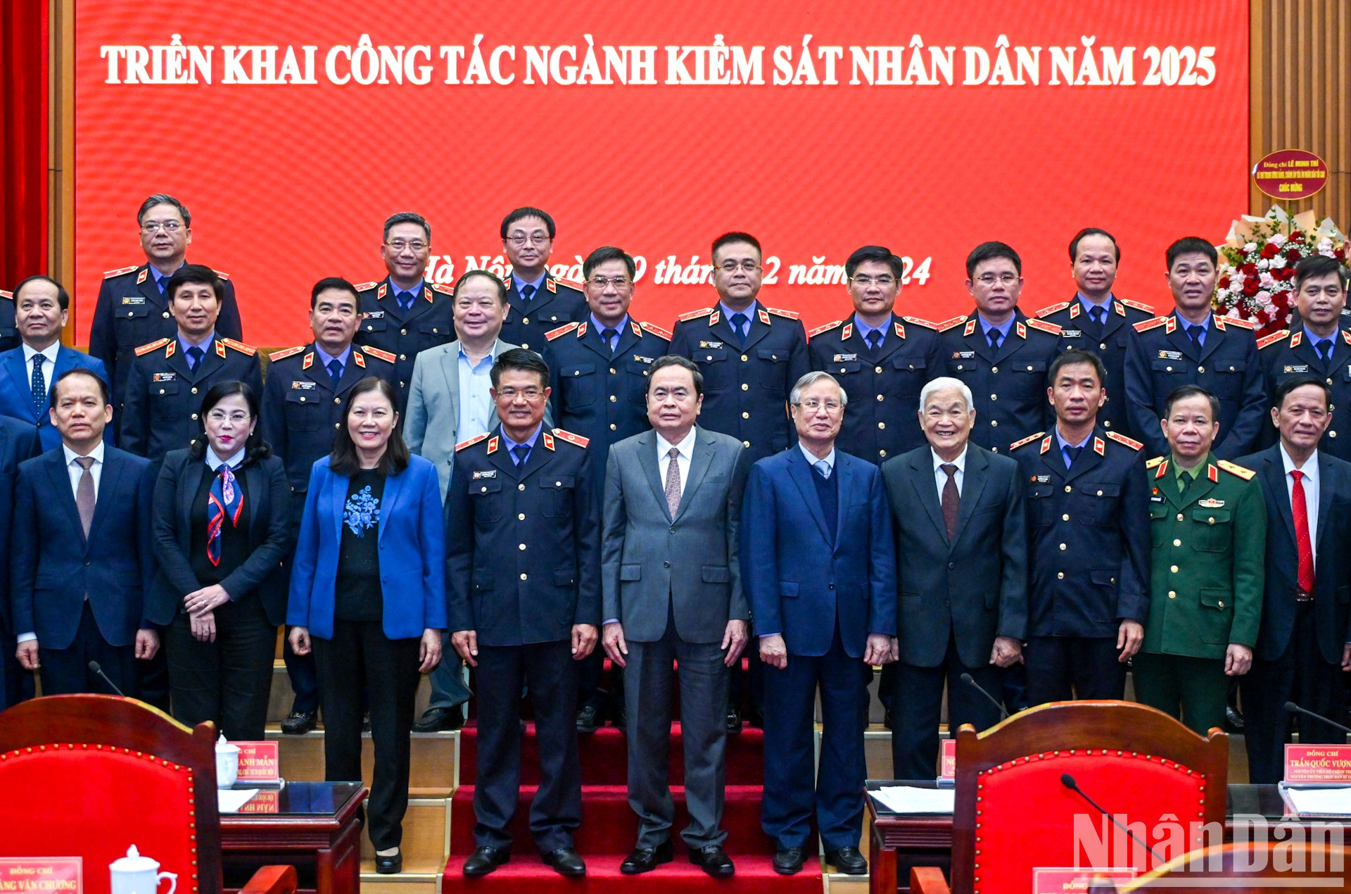 Thanh Man posa junto a los delegados. Thanh Man posa junto a los delegados.