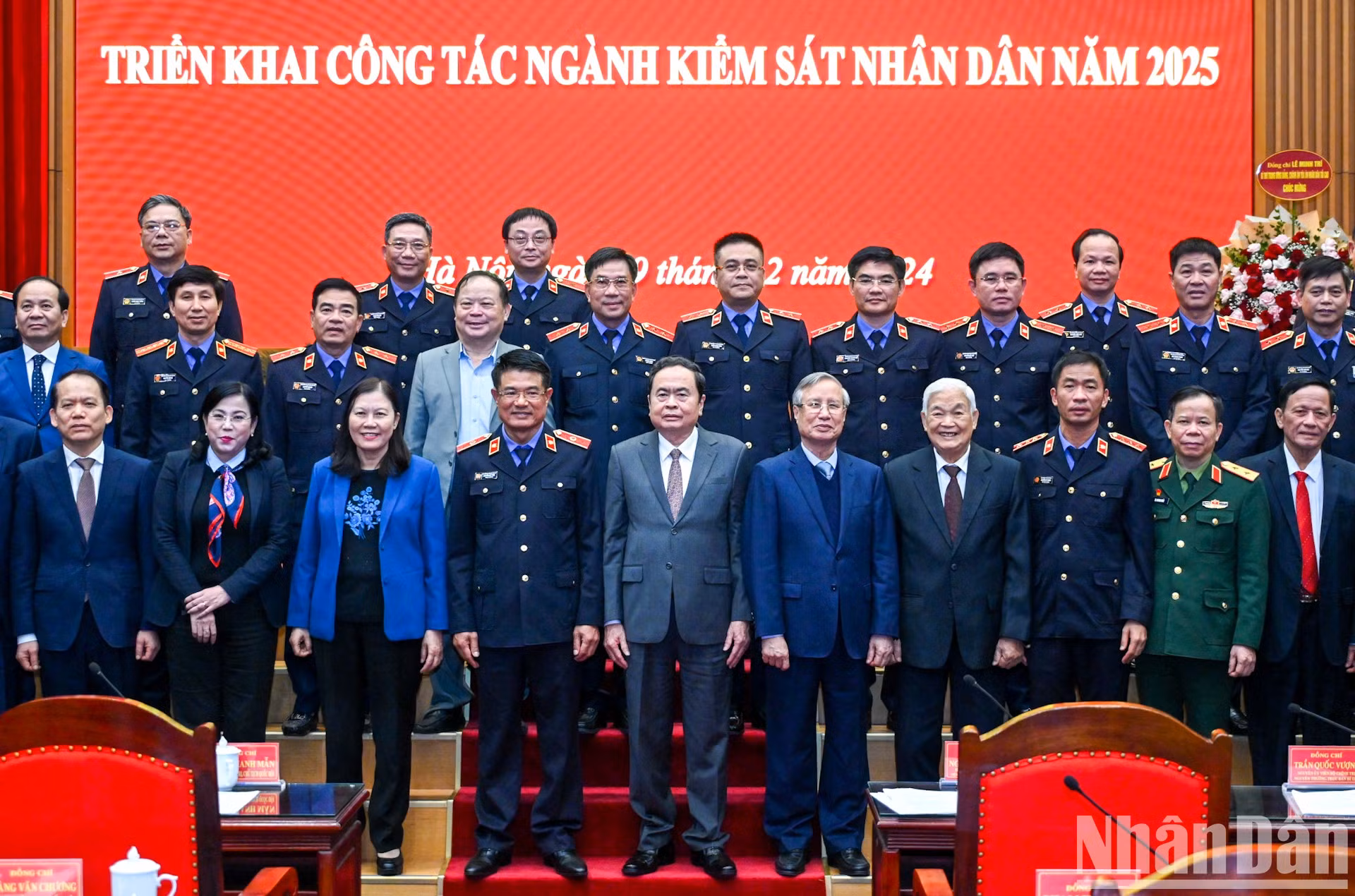 Thanh Man posa junto a los delegados.