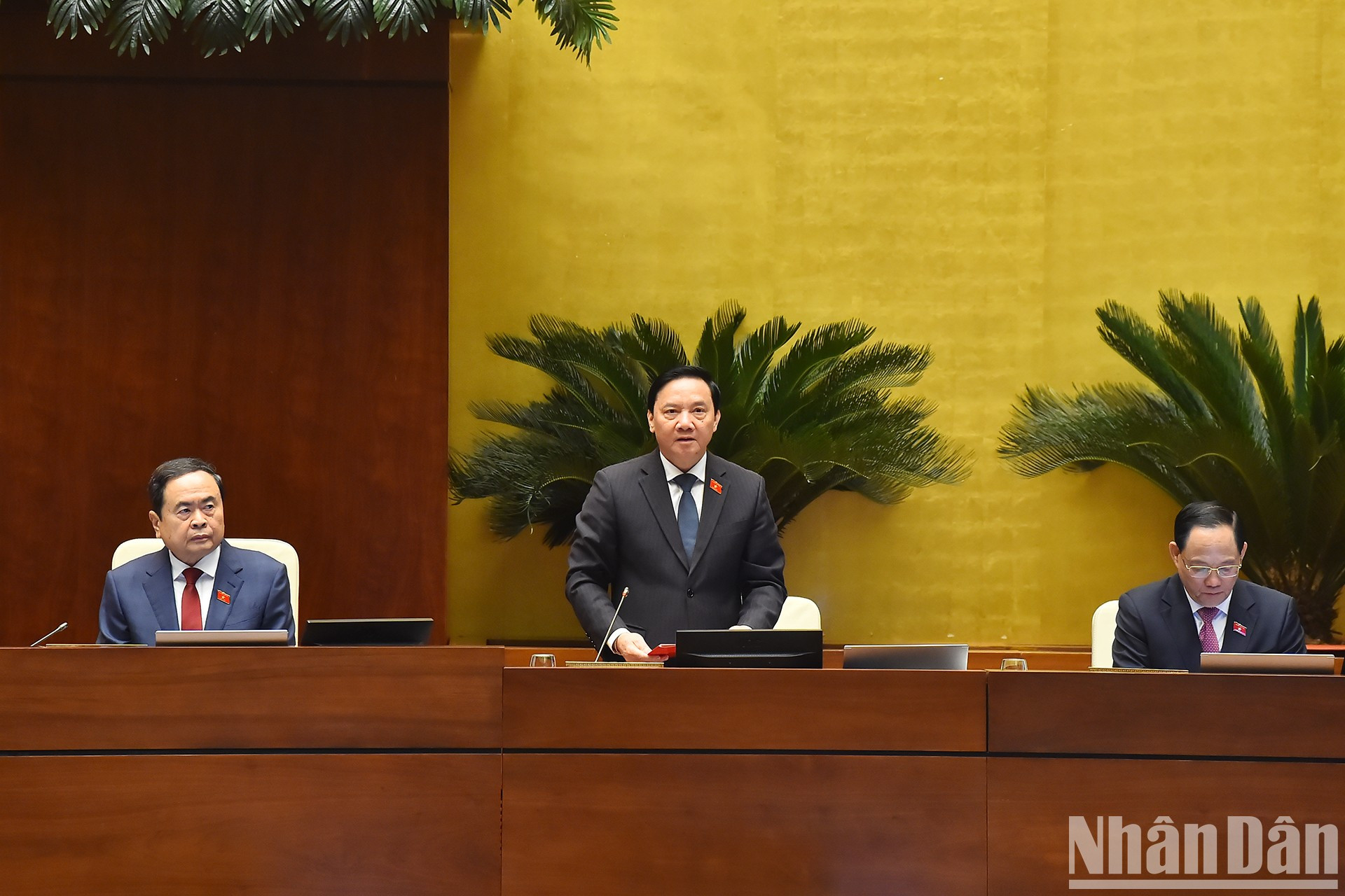 El vicepresidente de la Asamblea Nacional Nguyen Khac Dinh conduce la sesión inaugural. El vicepresidente de la Asamblea Nacional Nguyen Khac Dinh conduce la sesión inaugural.