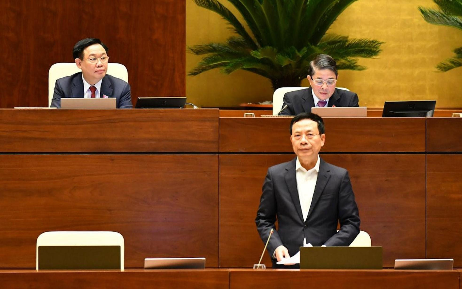 El ministro de Información y Comunicación, Nguyen Manh Hung, aclara las cuestiones planteadas por los diputados. El ministro de Información y Comunicación, Nguyen Manh Hung, aclara las cuestiones planteadas por los diputados.