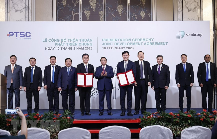 El dirigente y Tow presencian el intercambio de los acuerdos de cooperación entre la Corporación de Servicios Técnicos de PetroVietnam y la empresa Sembcorp Utilities. El dirigente y Tow presencian el intercambio de los acuerdos de cooperación entre la Corporación de Servicios Técnicos de PetroVietnam y la empresa Sembcorp Utilities.