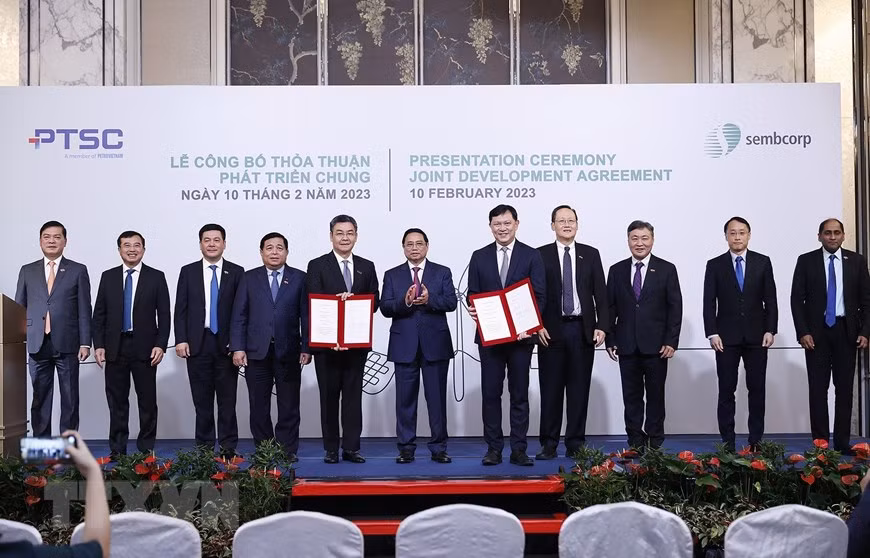 El dirigente y Tow presencian el intercambio de los acuerdos de cooperación entre la Corporación de Servicios Técnicos de PetroVietnam y la empresa Sembcorp Utilities.