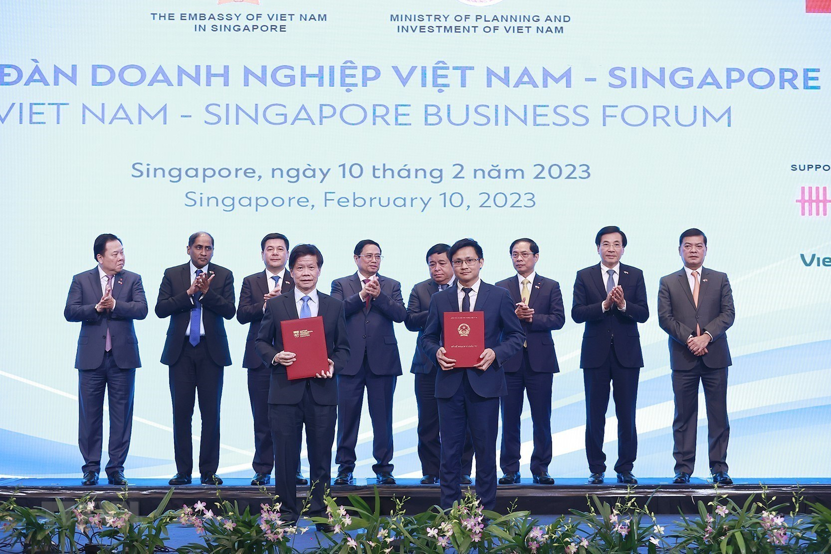 Entrega de acuerdos de cooperación entre las instituciones y empresas de los dos países. Entrega de acuerdos de cooperación entre las instituciones y empresas de los dos países.