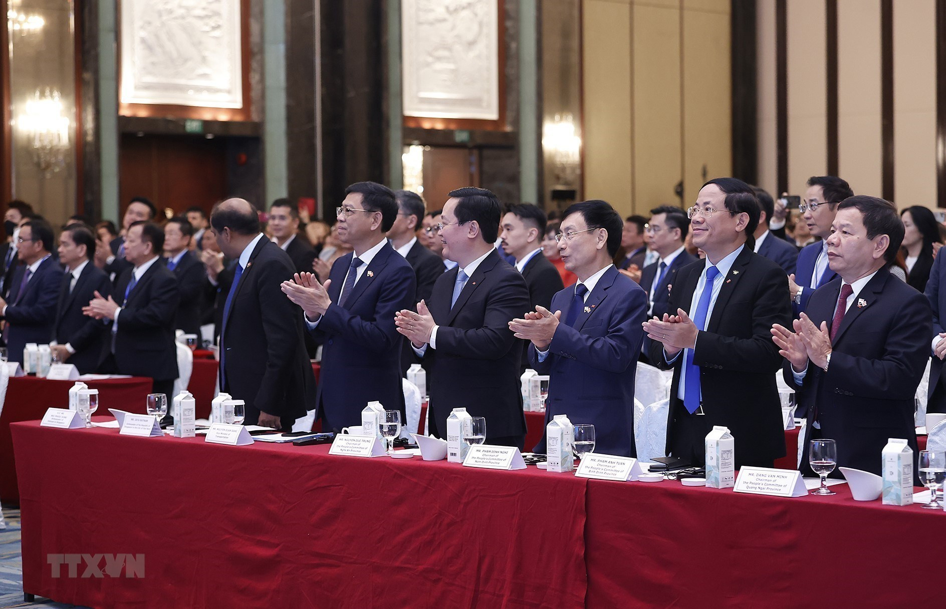 Miembros de la delegación vietnamita. Miembros de la delegación vietnamita.