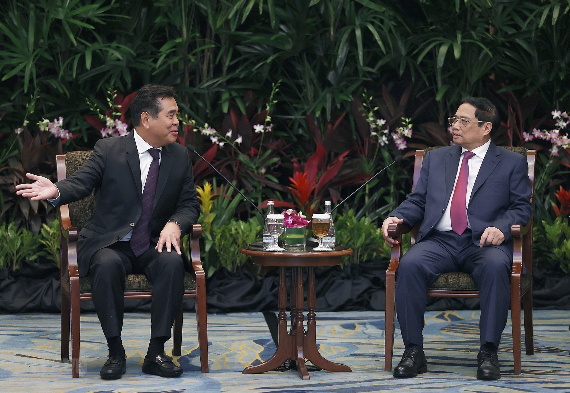 El mismo día, Minh Chinh recibió a ejecutivos de algunas empresas singapurenses. En la imagen, conversa con Lee Chong Min, presidente del Fondo de Inversión CMIA. El mismo día, Minh Chinh recibió a ejecutivos de algunas empresas singapurenses. En la imagen, conversa con Lee Chong Min, presidente del Fondo de Inversión CMIA.