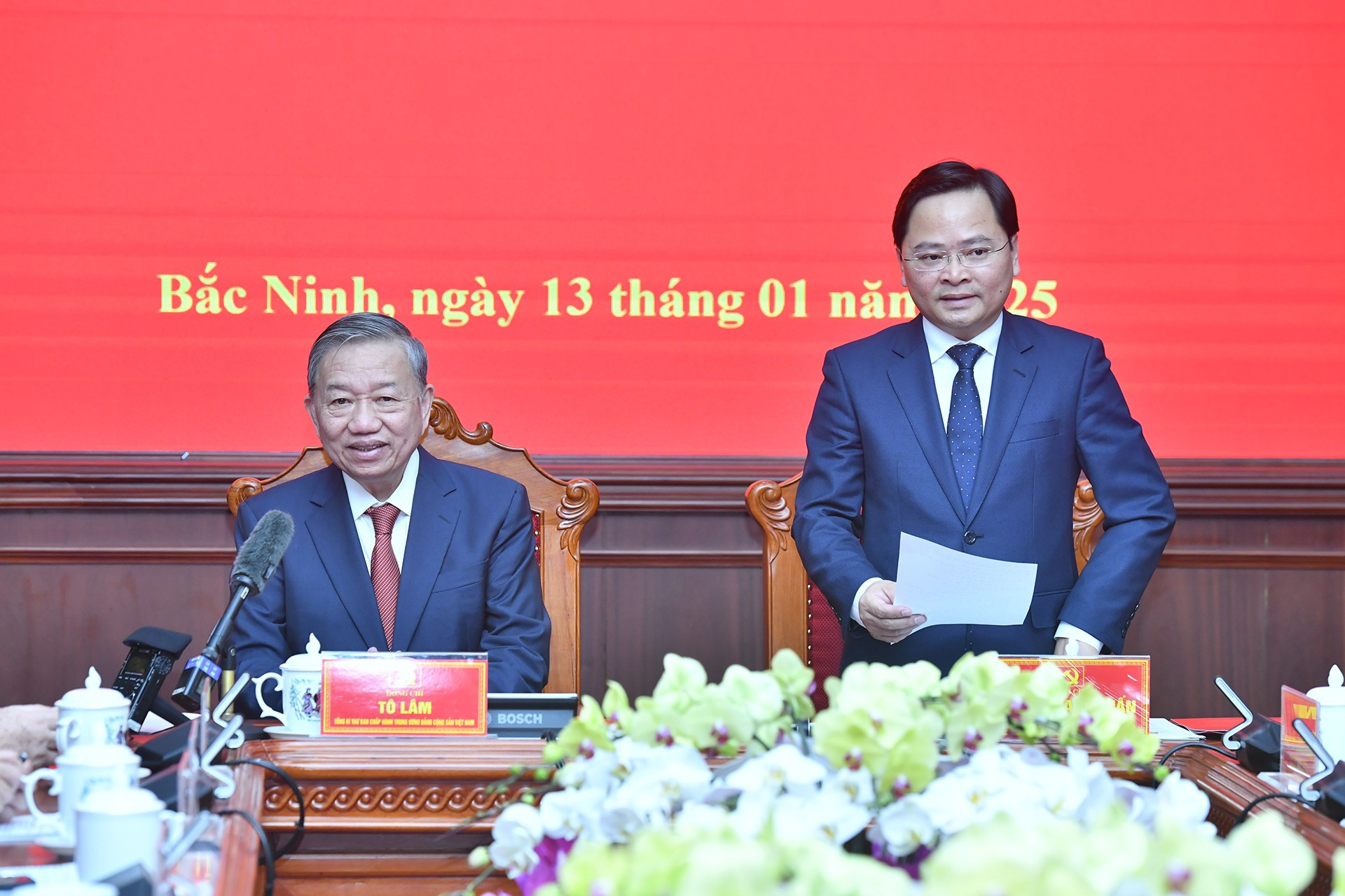 El secretario del Comité del PCV en Bac Ninh, Nguyen Anh Tuan, da palabras. El secretario del Comité del PCV en Bac Ninh, Nguyen Anh Tuan, da palabras.