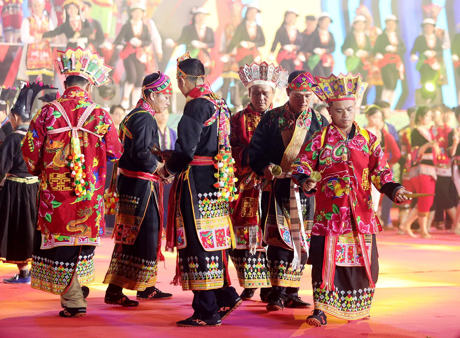 Demostración del festival ‘Tet nhay’, con el que los Yao muestran su gratitud a los dioses y antecesores.