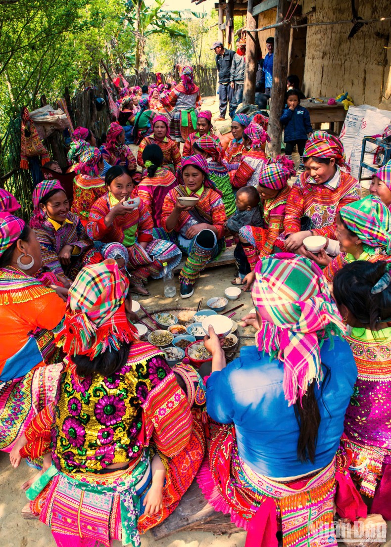 La fiesta de gratitud a quienes ayudan en la tarea es un ejemplo del apego entre los vecinos de la comunidad étnica H’Mong.